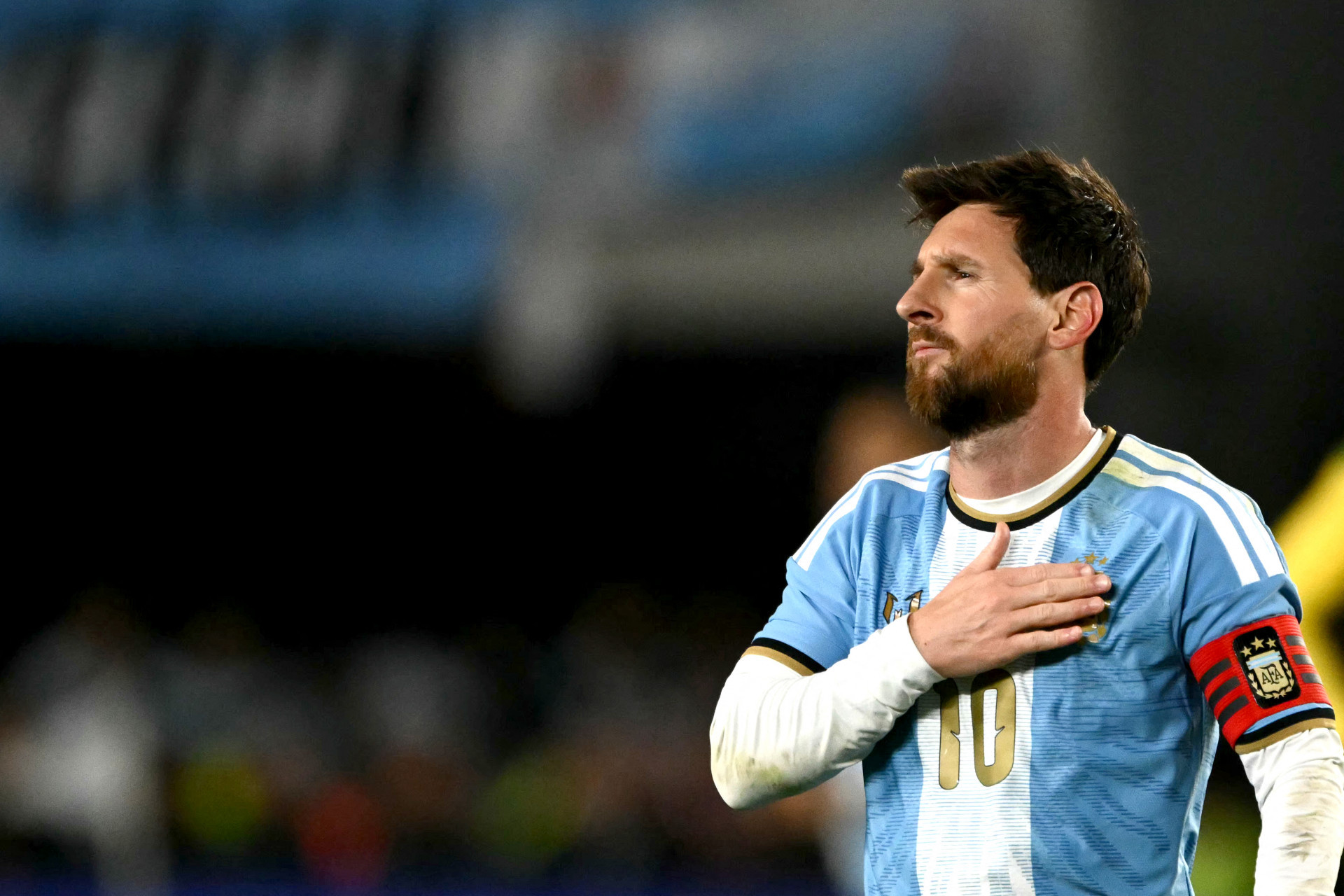 Messi cumprimenta torcida no Monumental de Nuñez após marcar - Luis Robayo / AFP