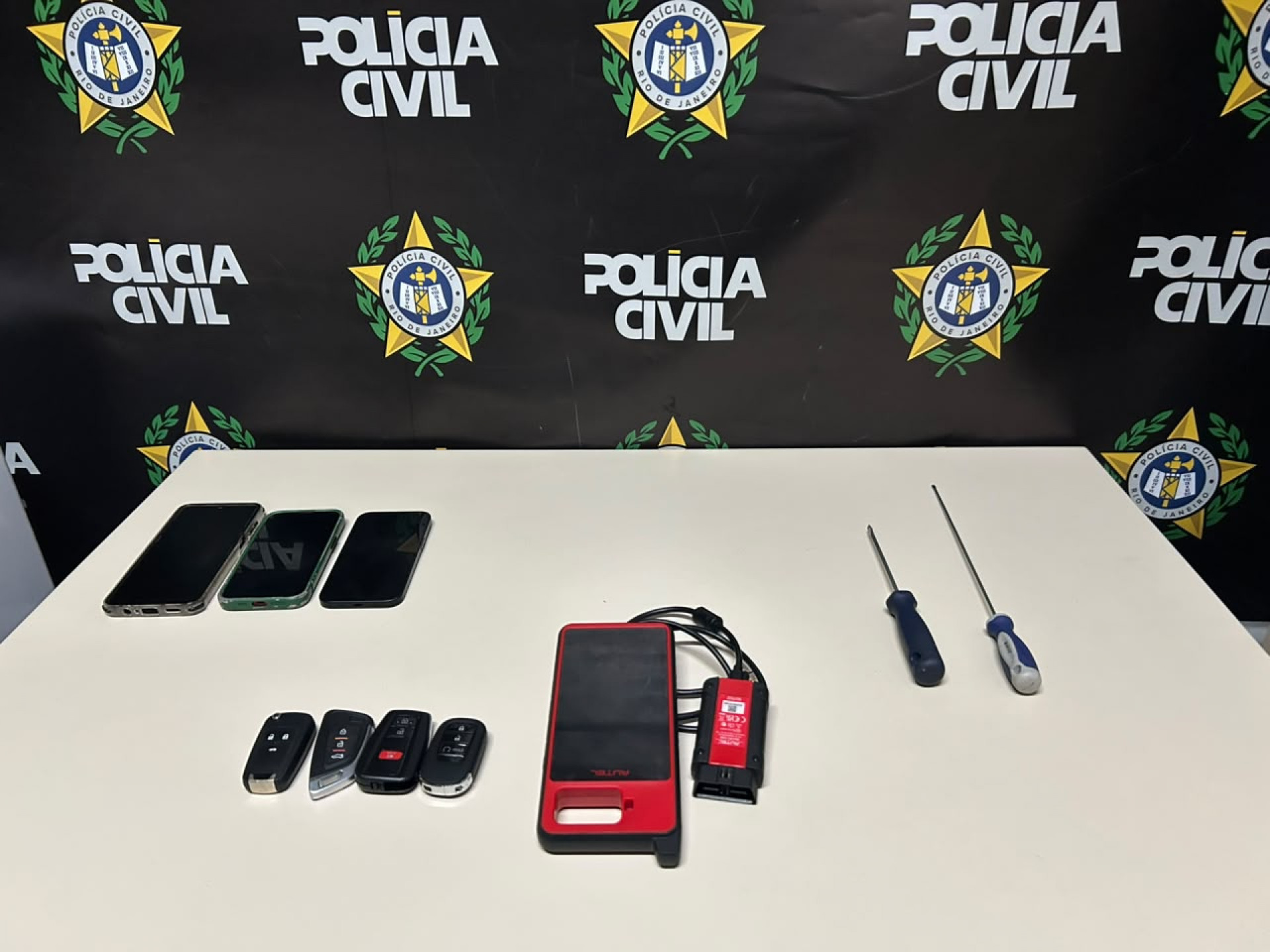Aparelhos usados em furtos de veículos foram apreendidos - Reprodução