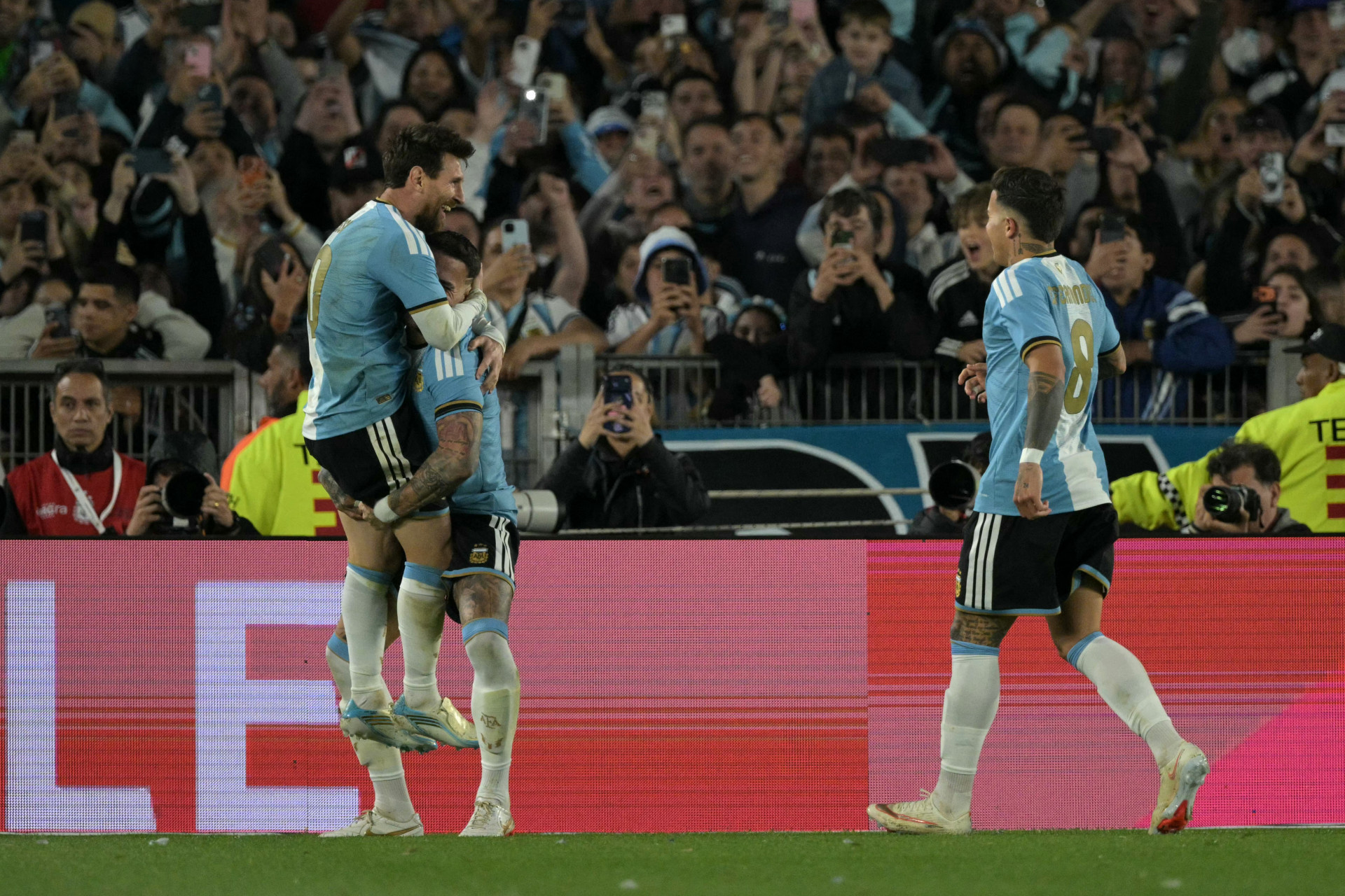 Messi comemora gol de Otamendi, que também viveu despedida - Juan Mabromata / AFP