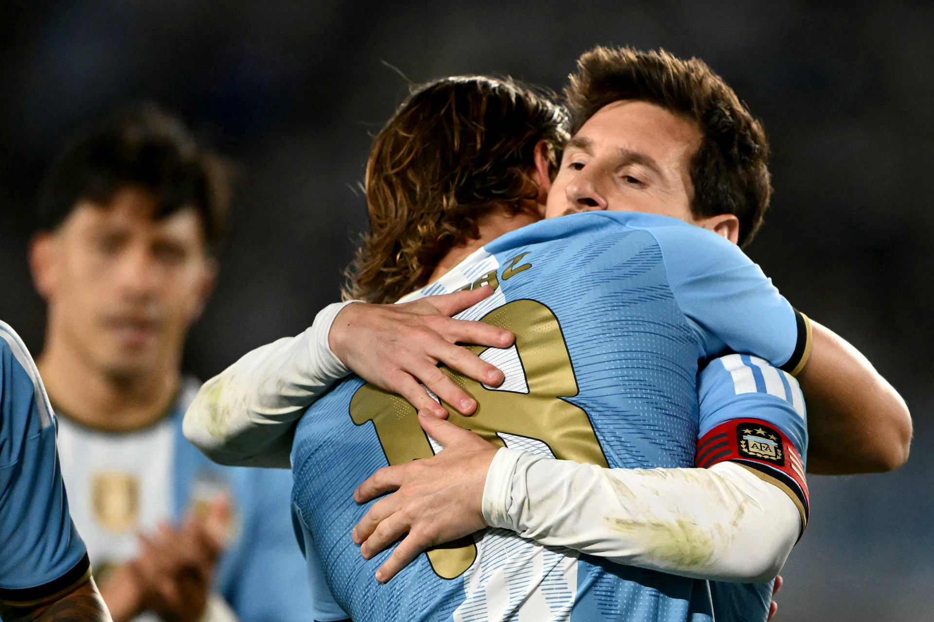 Messi comemora gol de Nico Paz com o jovem de 22 anos - Luis Robayo / AFP