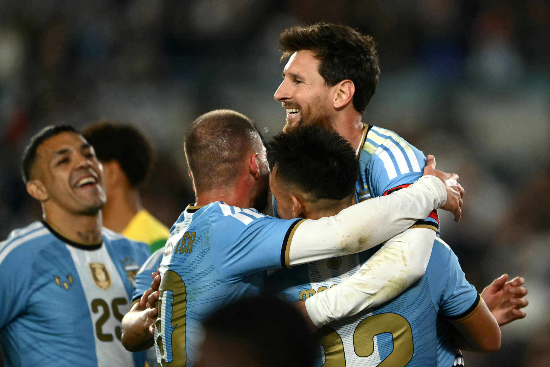 Messi marca e é celebrado por companheiros de Argentina - Luis Robayo / AFP