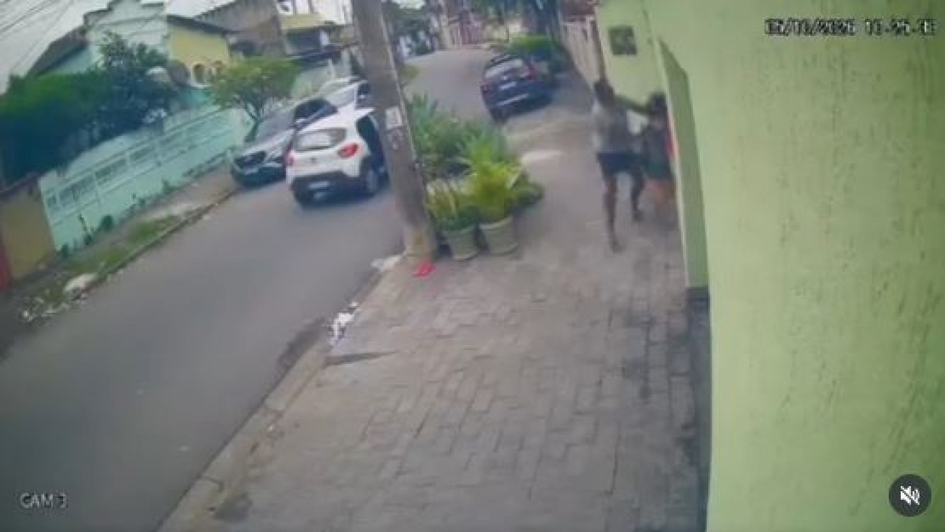 Mulher teve a cabe&ccedil;a jogada contra a parede 