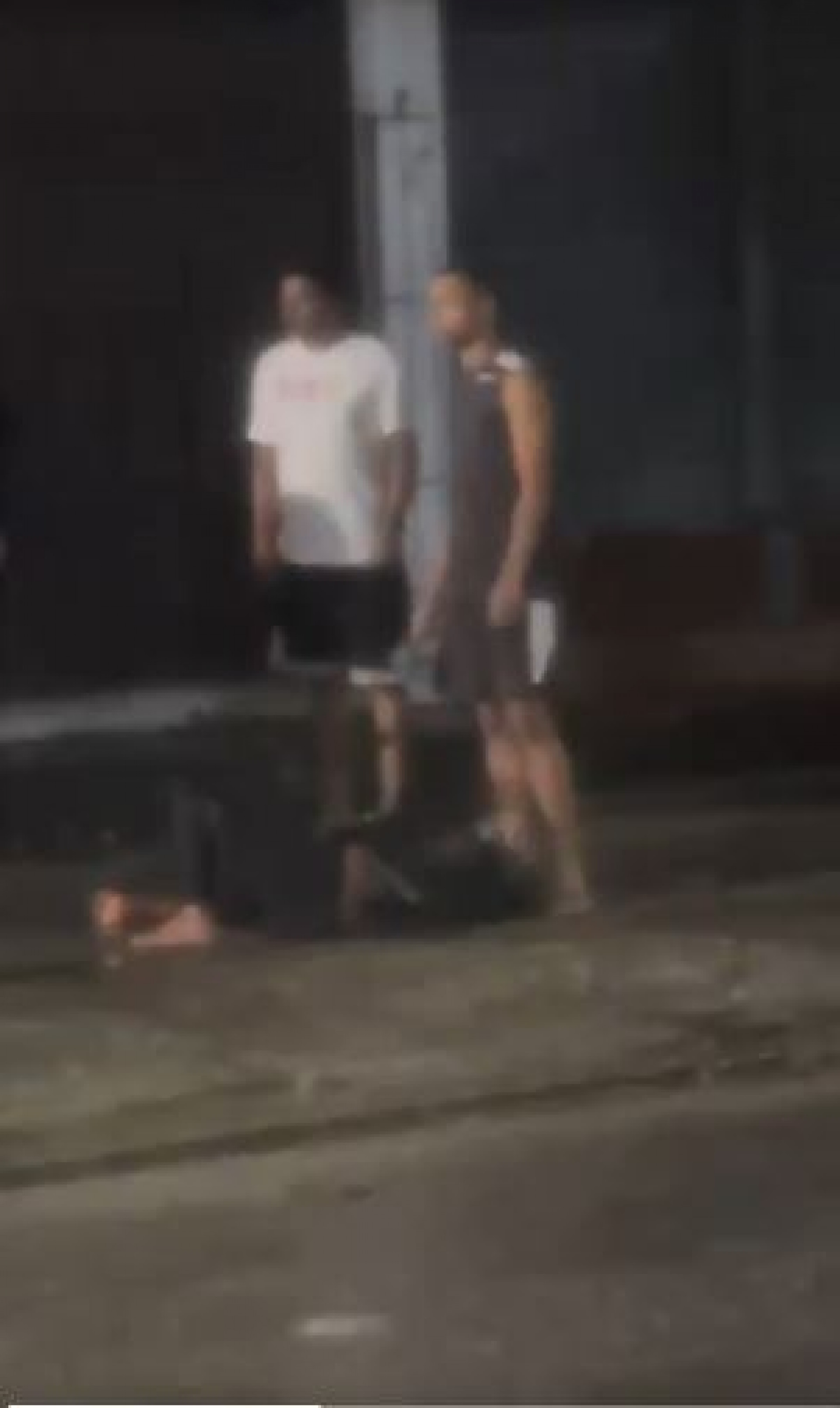 Criminoso ficou caído na calçada após ser baleado
