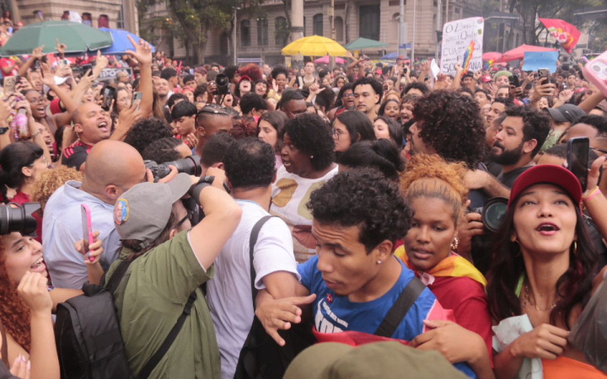 Estudantes e movimentos sociais fazem manifestação, na Cinelândia, Centro do Rio, na tarde desta quarta-feira (7). - Carlos Elias Junior/Agência O Dia