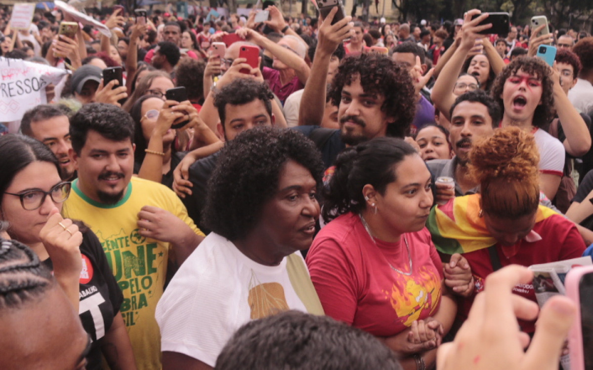 Estudantes e movimentos sociais fazem manifestação, na Cinelândia, Centro do Rio, na tarde desta quarta-feira (7). - Carlos Elias Junior/Agência O Dia