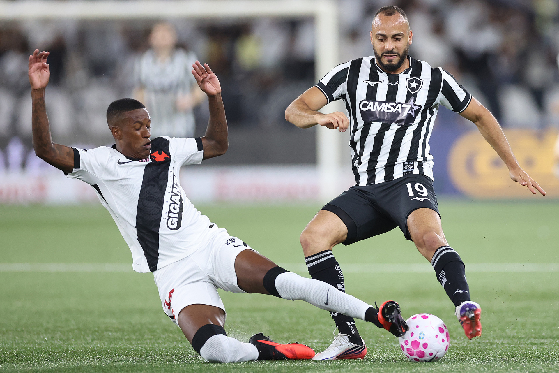 Robert Renan e Arthur Cabral, de Vasco e Botafogo, disputam posse de bola - Vitor Silva/Botafogo