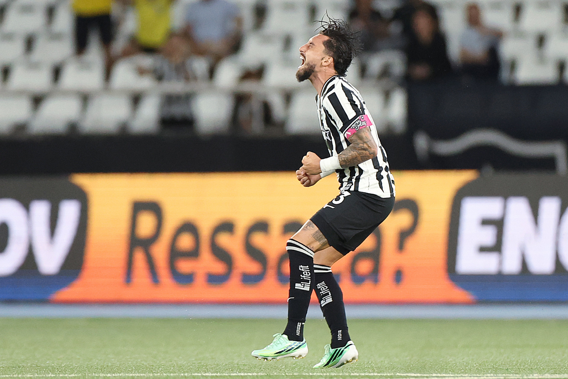 Alex Telles comemora golaço de falta pelo Botafogo contra o Vasco - Vitor Silva / Botafogo
