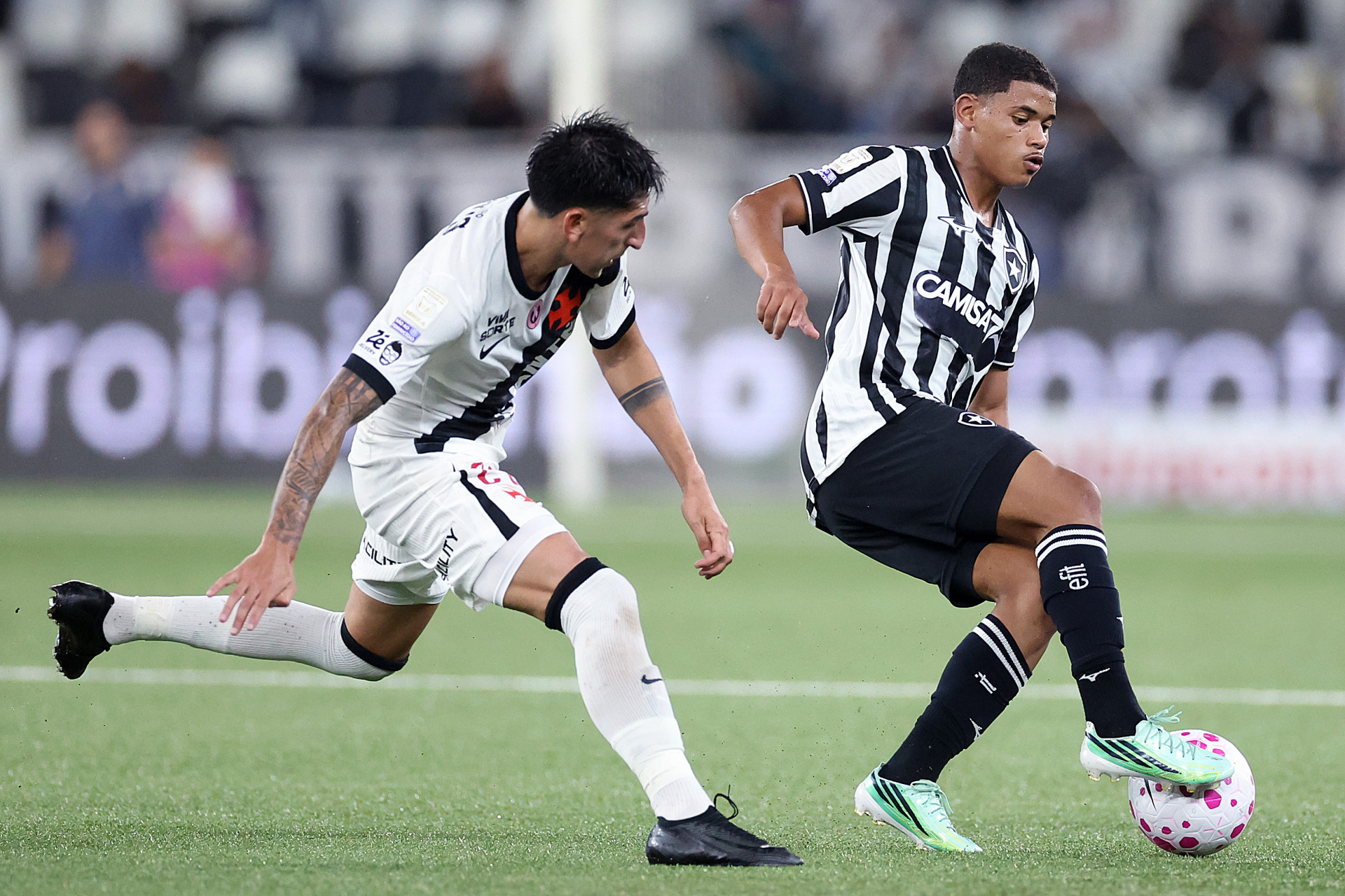 Huguinho teve atua&ccedil;&atilde;o s&oacute;lida pelo lado do Botafogo - Vitor Silva / Botafogo