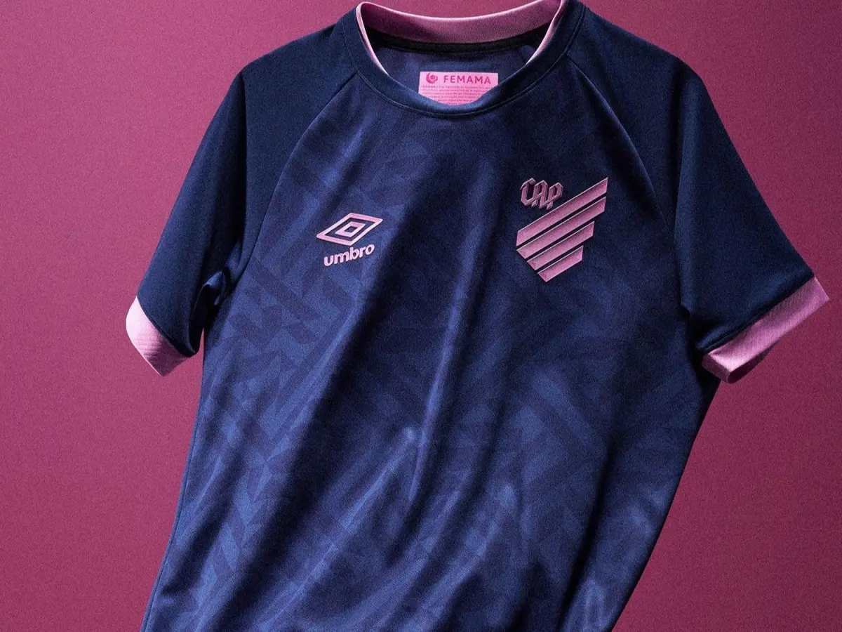 Camisa do Athletico-PR em homenagem ao Outubro Rosa leva inspira&ccedil;&otilde;es de animes, do g&ecirc;nero shoujo, presentes em diversos detalhes no design da camisa - Divulga&ccedil;&atilde;o/Umbro