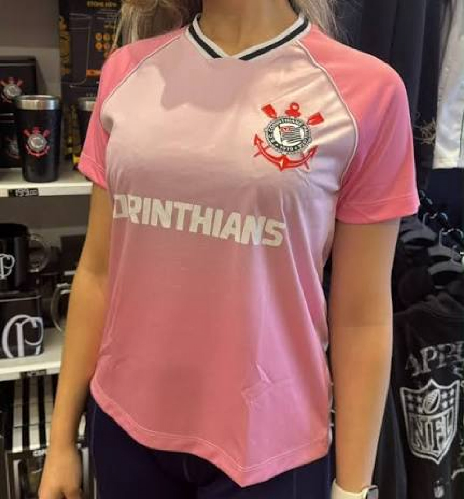 Edi&ccedil;&atilde;o casual da camisa do Corinthians em homenagem ao Outubro Rosa foi lan&ccedil;ada pela marca oficial do clube no come&ccedil;o deste m&ecirc;s - Reprodu&ccedil;&atilde;o/Instagram @saojorgesbc