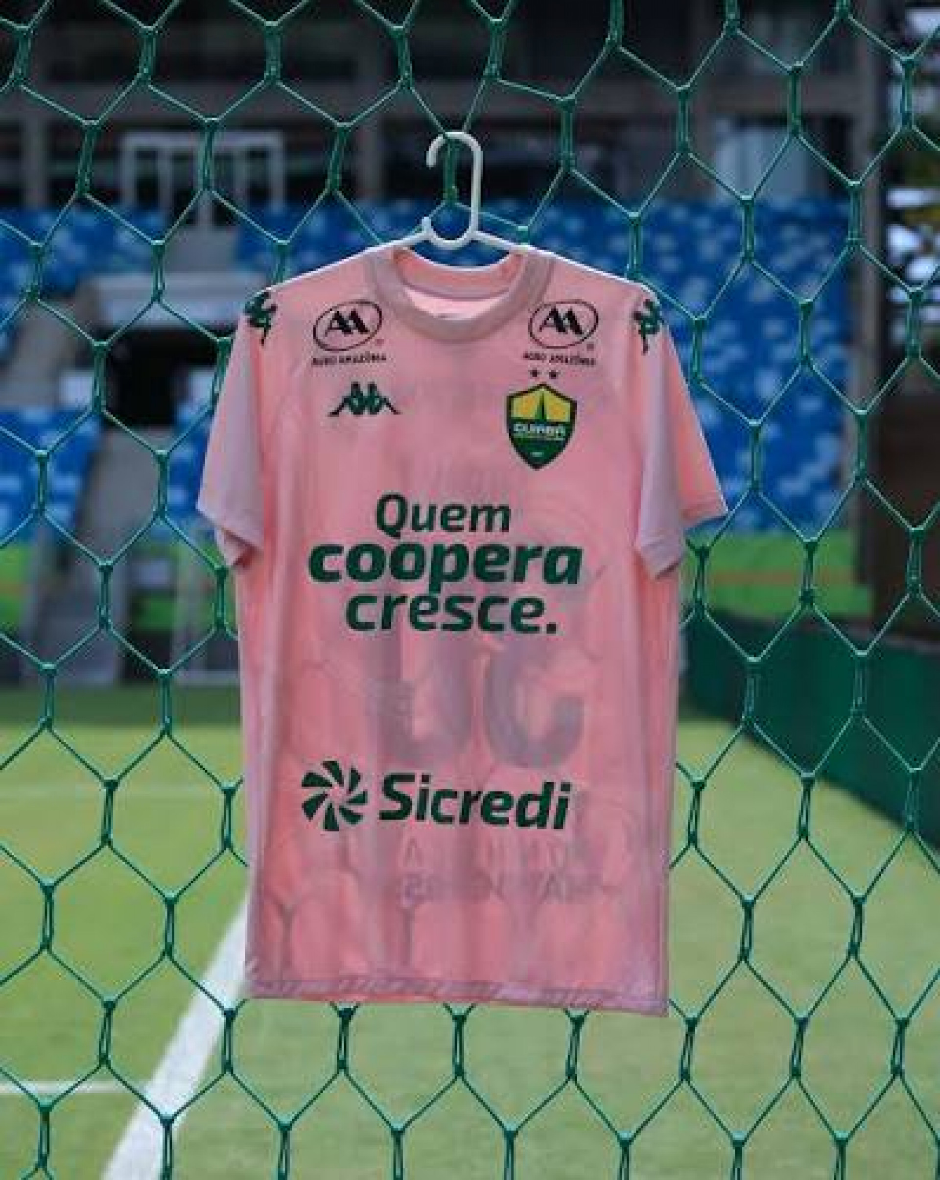 Na estreia da camisa do Cuiab&aacute; em homenagem ao Outubro Rosa, jogadores entraram em campo junto de mulheres que passavam por tratamento contra a doen&ccedil;a - Divulga&ccedil;&atilde;o/Kappa