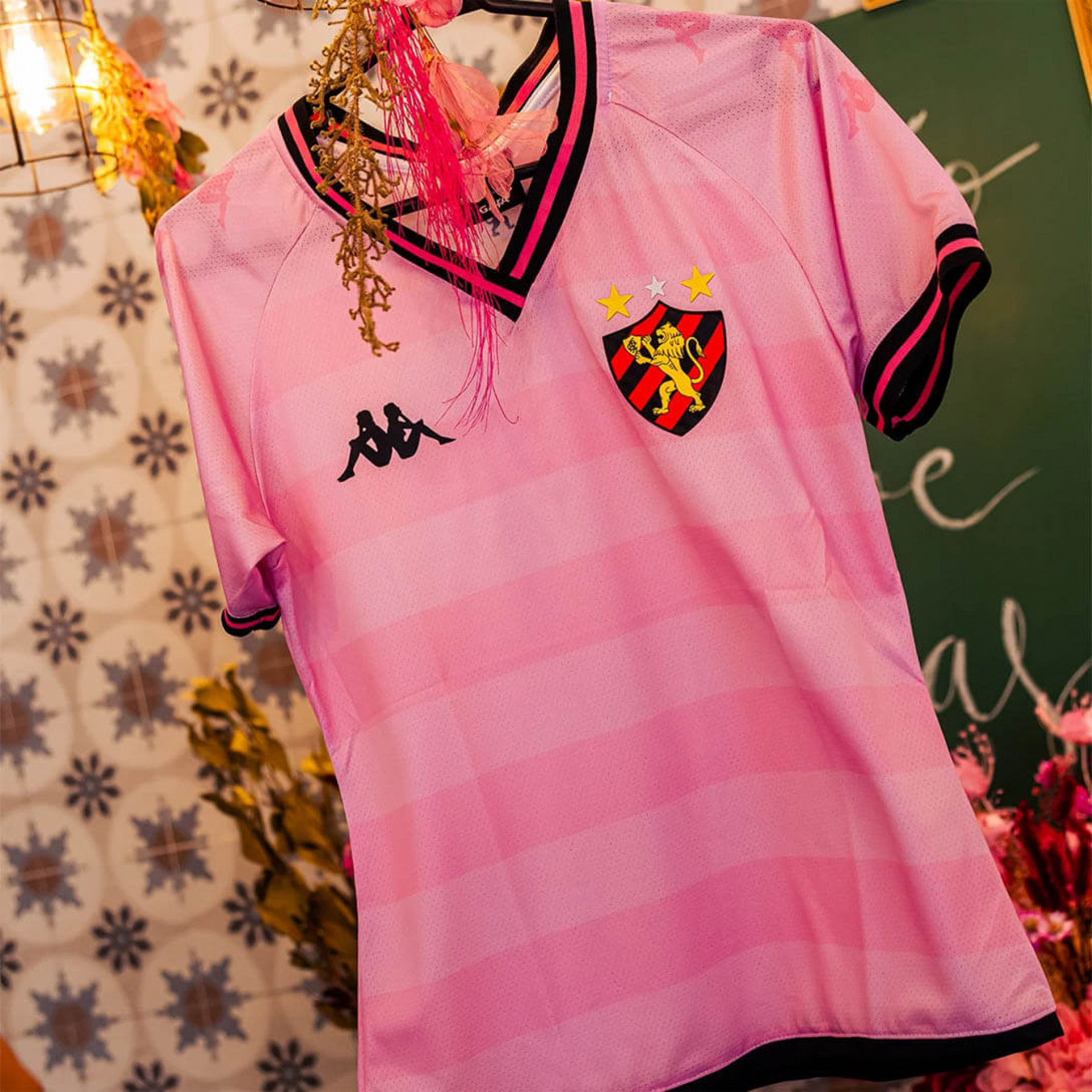 Camisa do Sport em homenagem ao Outubro Rosa, lan&ccedil;ada com o intuito de homenagear e representar todas as torcedores que passam pelo tratamento contra o c&acirc;ncer - Divulga&ccedil;&atilde;o/Kappa