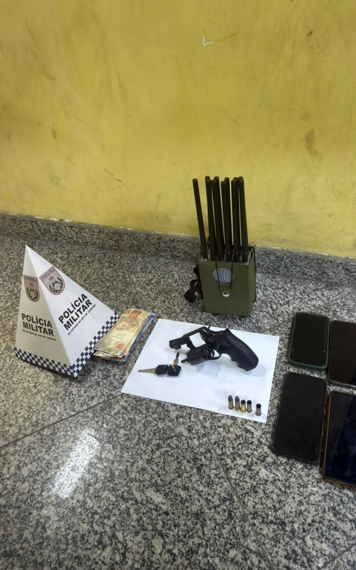 Policiais apreenderam arma e celulares durante a ocorr&ecirc;ncia - Reprodu&ccedil;&atilde;o / Redes Sociais