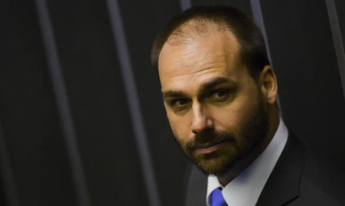 Moraes manda prender Eduardo Bolsonaro e cancela passaportes