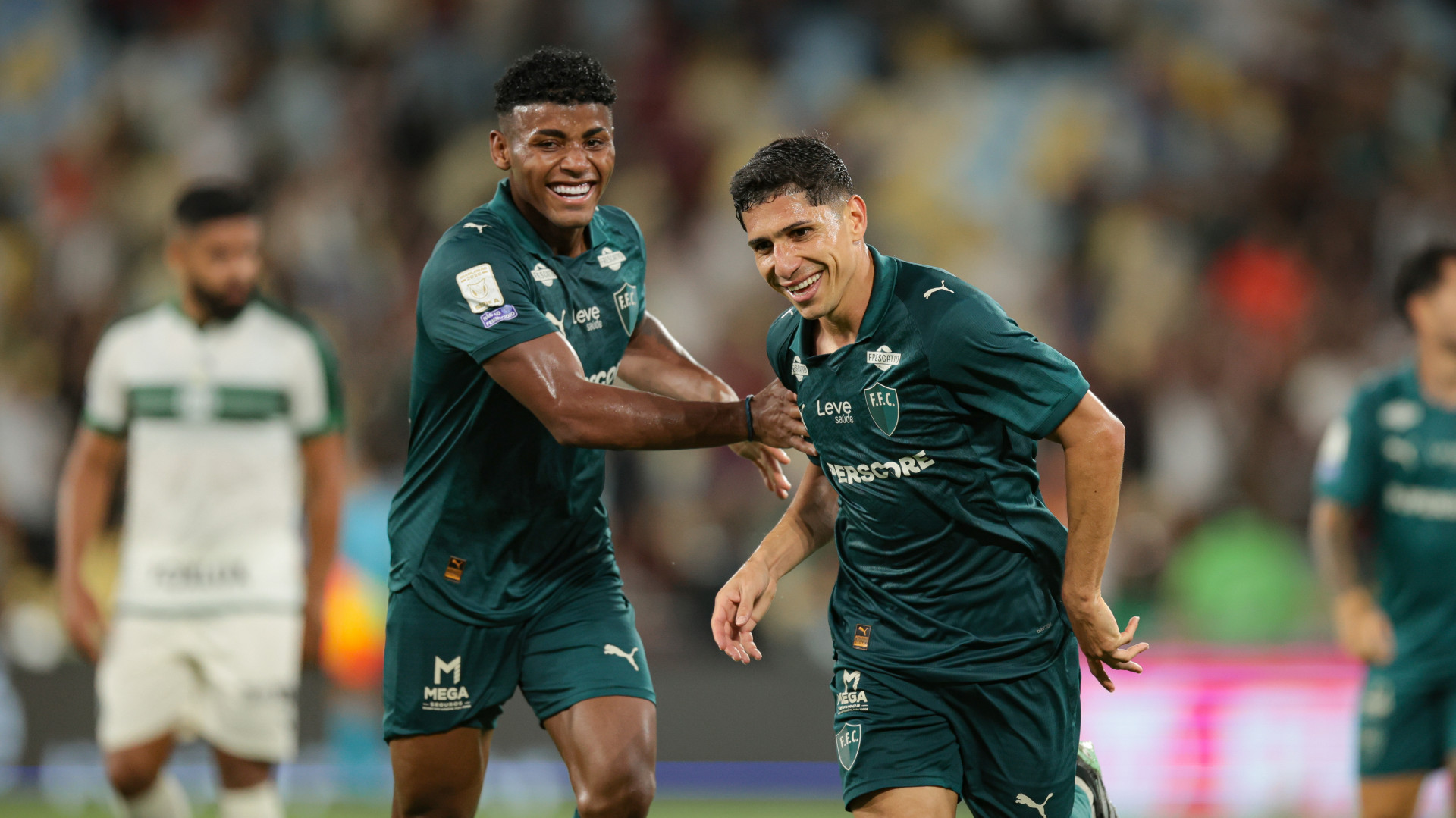 Savarino fez seu terceiro com estilo, de chapa, após limpar o zagueiro - Marcelo Gonçalves / Fluminense