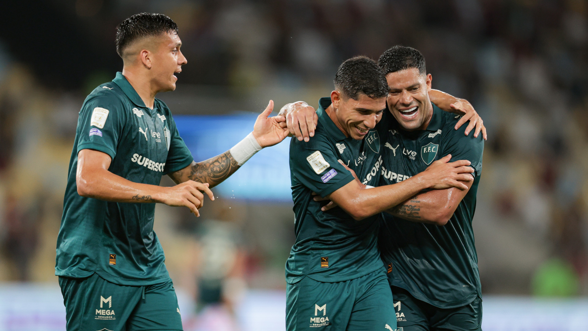Companheiros celebram Savarino por gols contra o Coritiba - Marcelo Gon&ccedil;alves / Fluminense FC