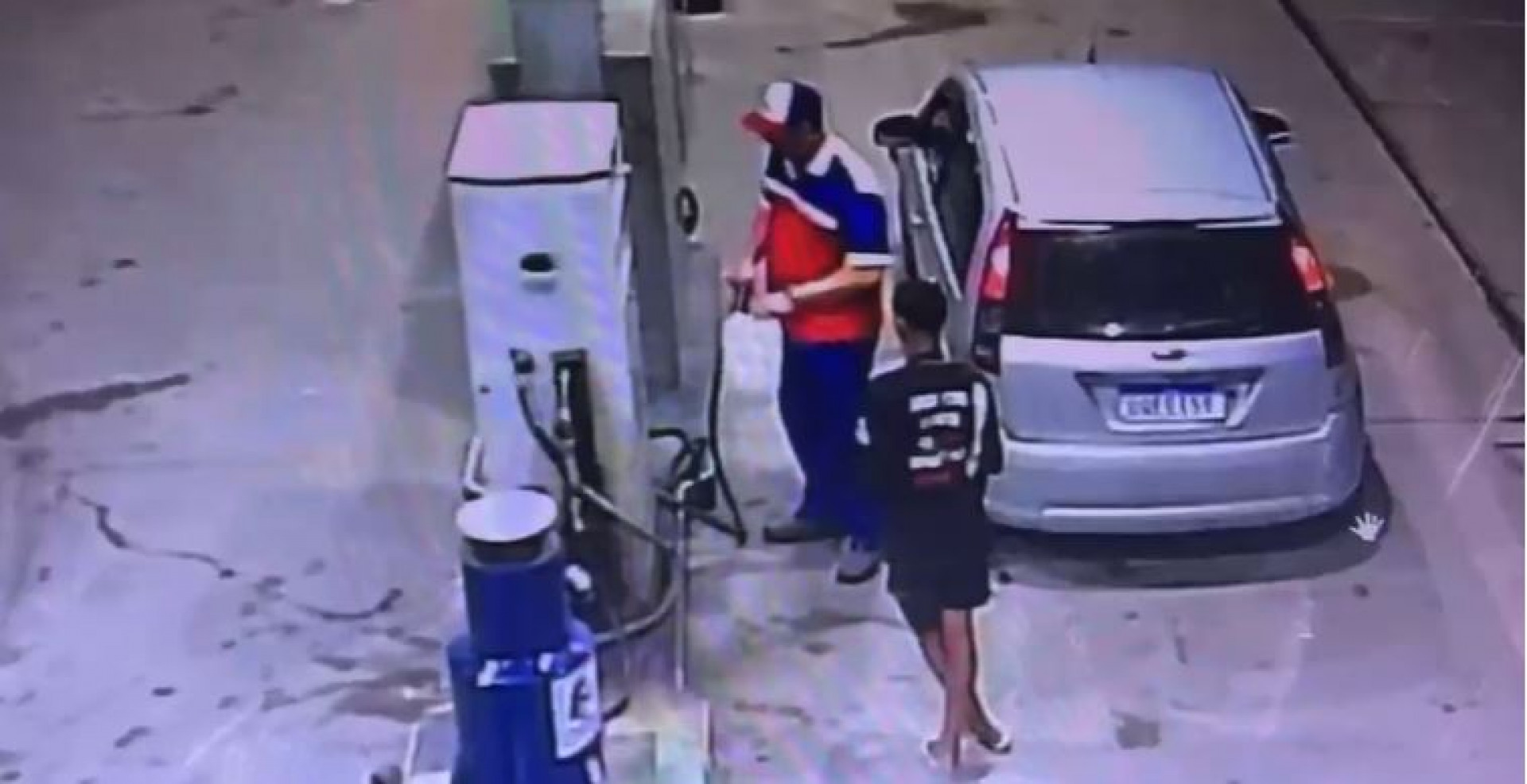 Grupo comprou gasolina em um posto de combust&iacute;veis para atear fogo no ve&iacute;culo