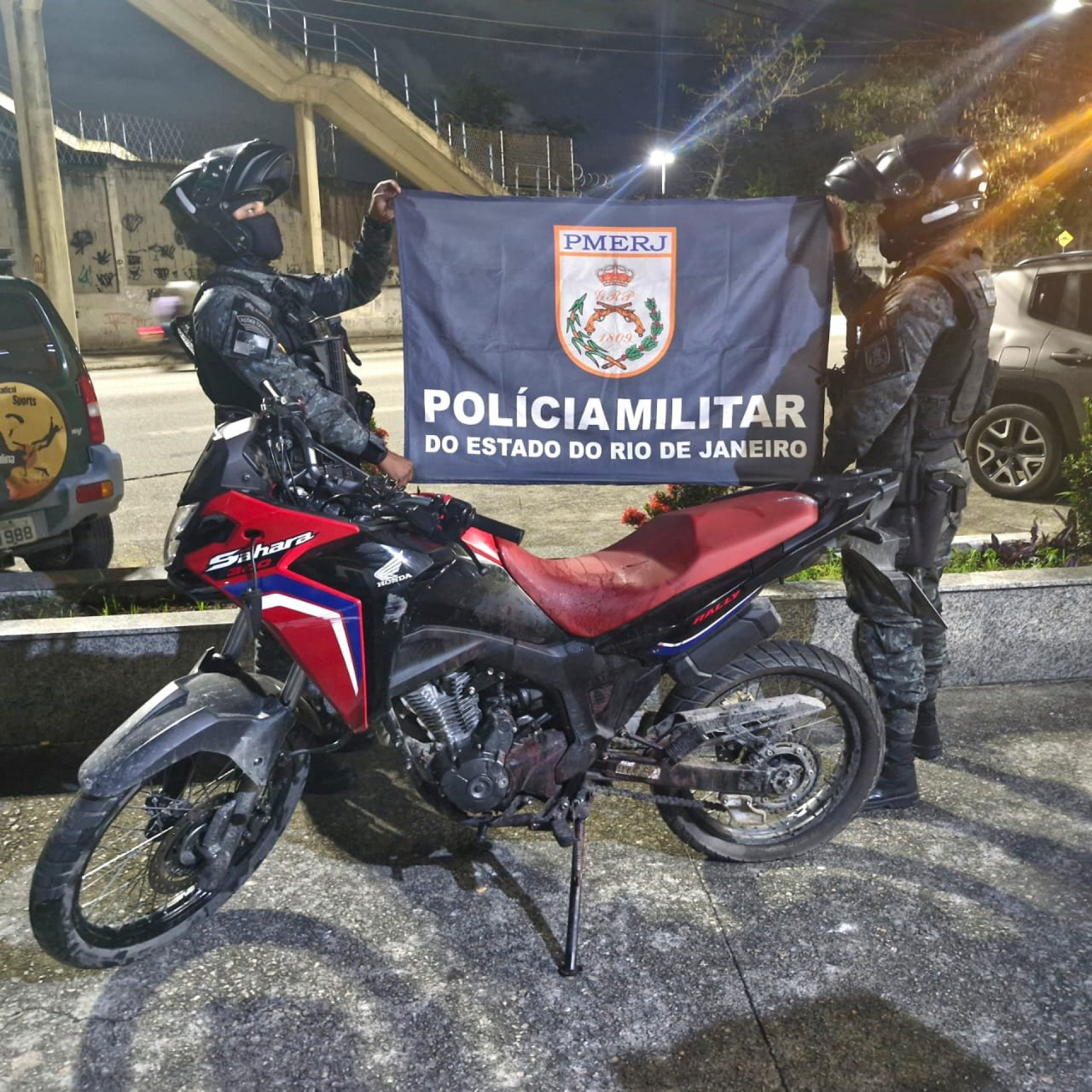 Armas, granada e moto foram apreendidas na ação - Reprodução / Redes Sociais