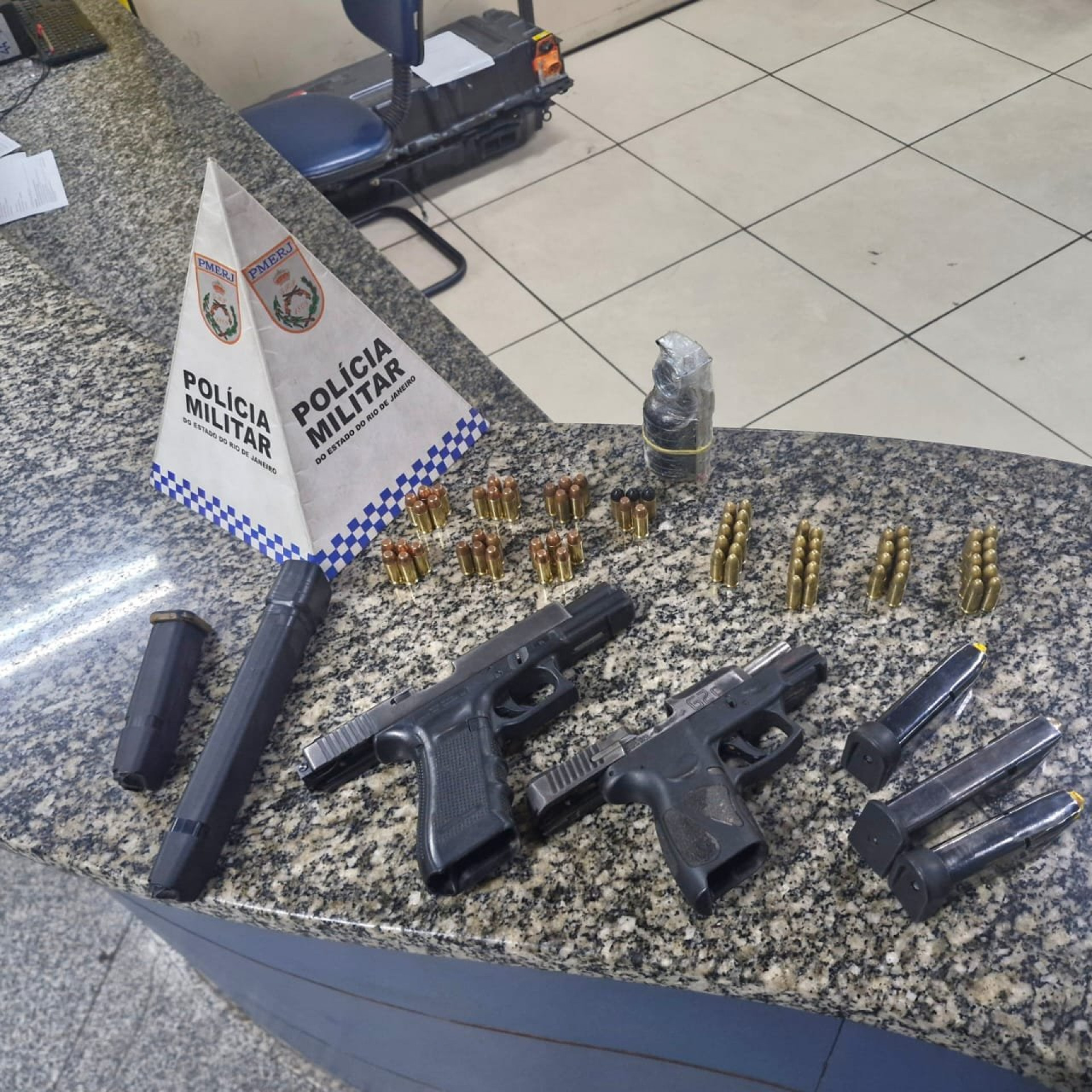 Armas, granada e moto foram apreendidas na ação - Reprodução / Redes Sociais