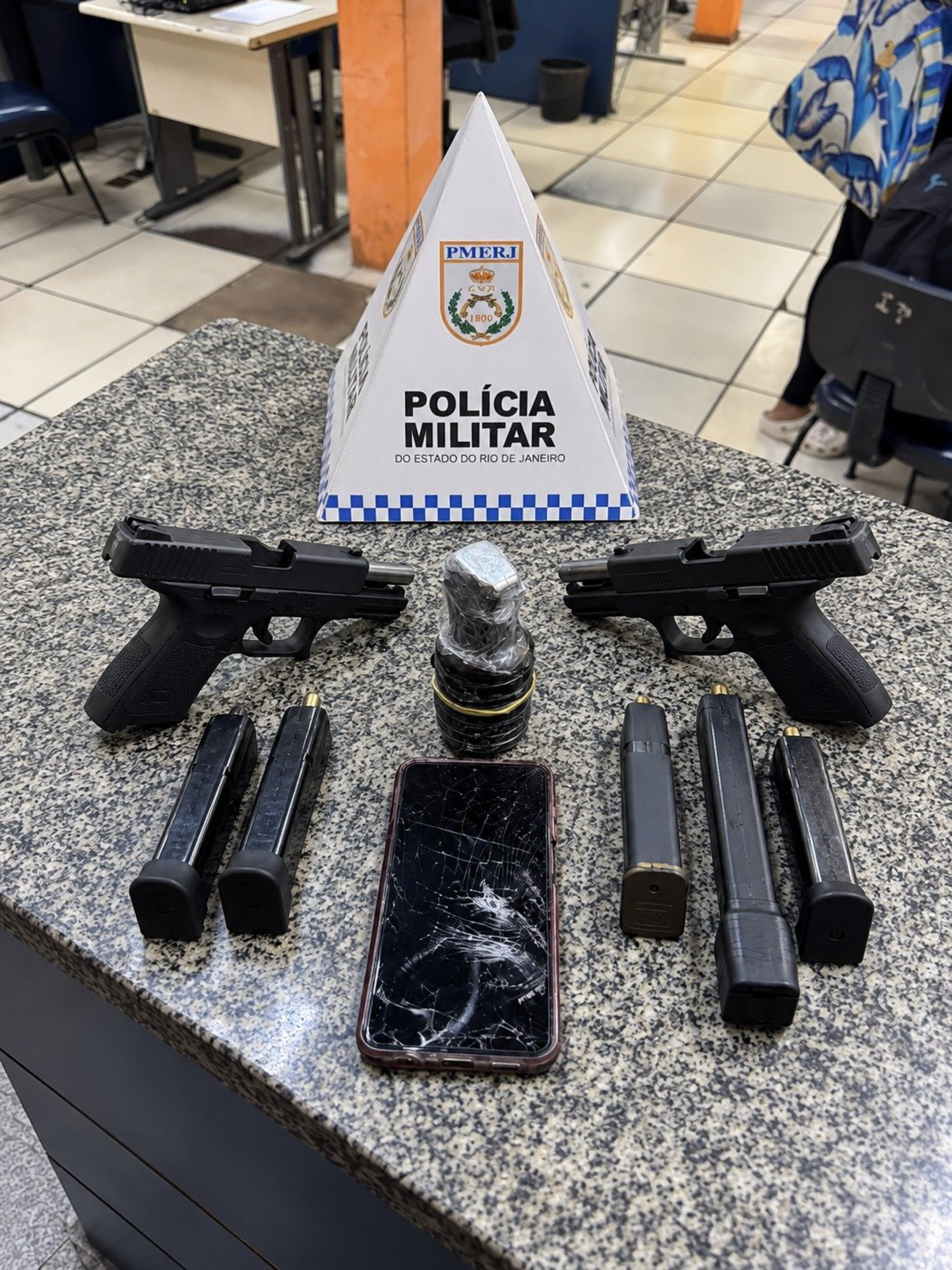Armas, granada e moto foram apreendidas na ação - Reprodução / Redes Sociais
