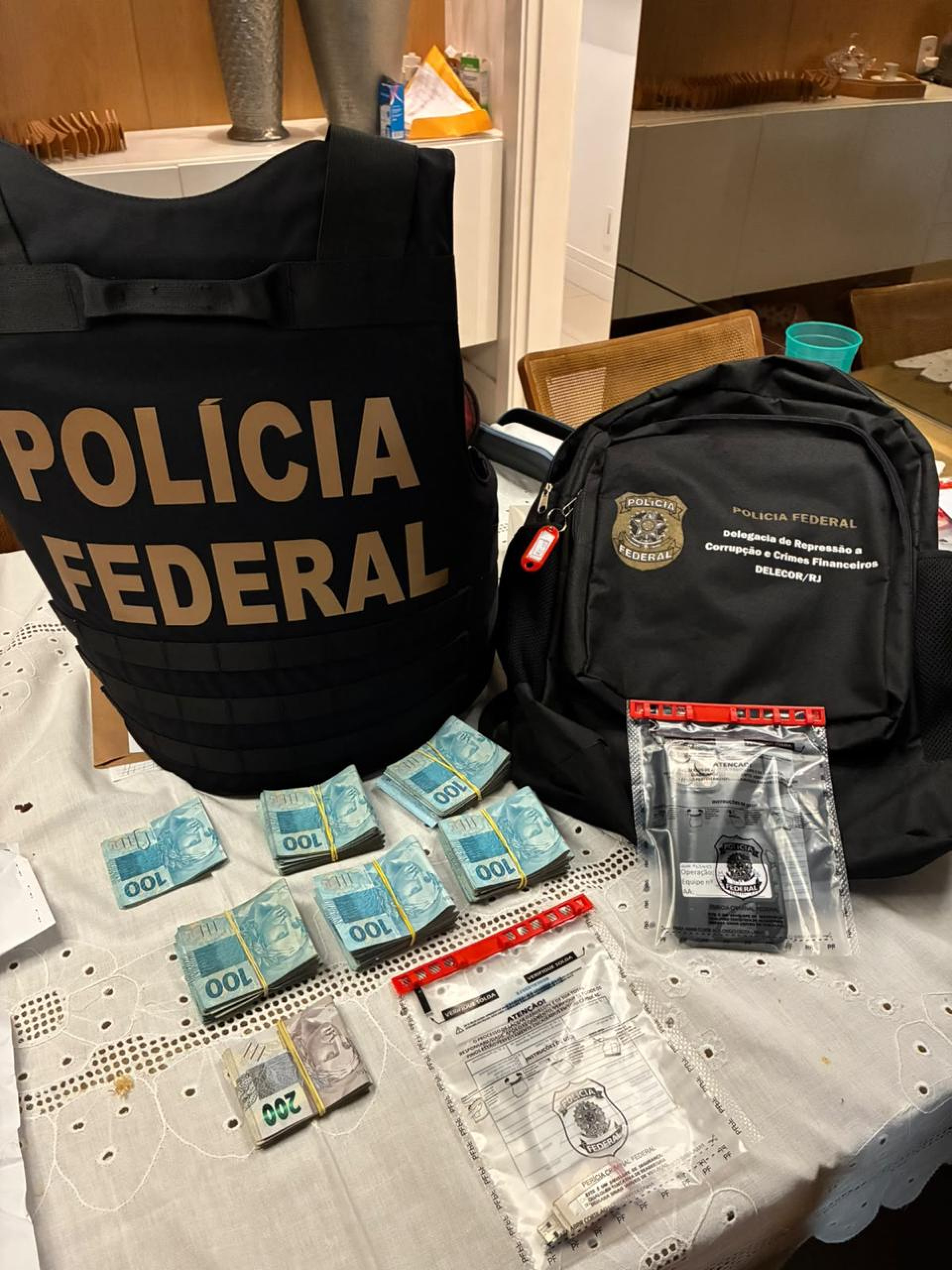 Dinheiro e celular foram apreendidos em endereço de investigado - Divulgação / Polícia Federal