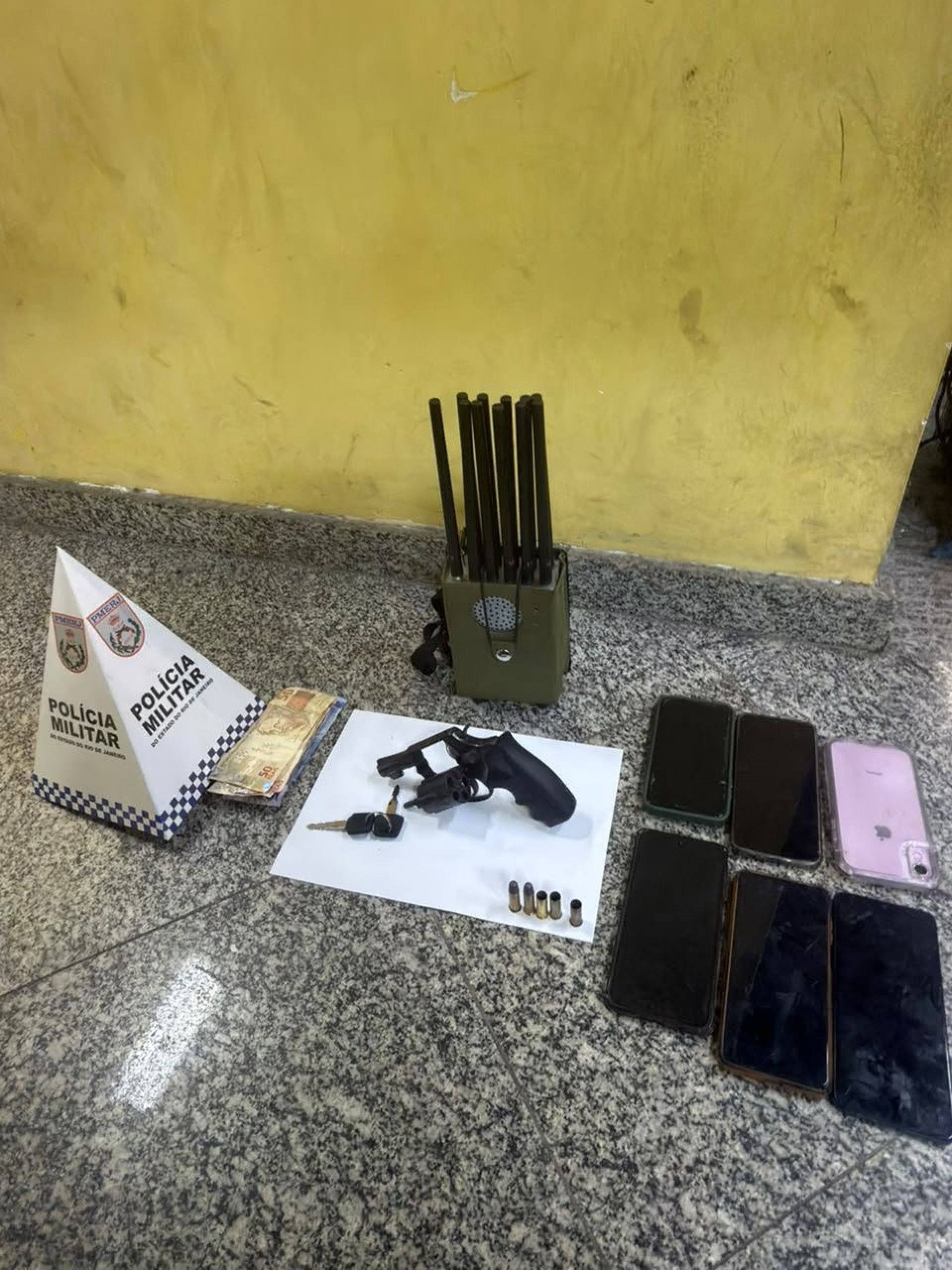 A polícia apreendeu arma e celulares durante a ocorrência