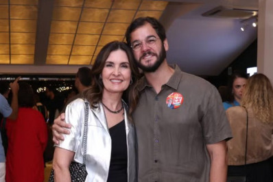 Famosos vão à estreia de peça sobre Rita Lee