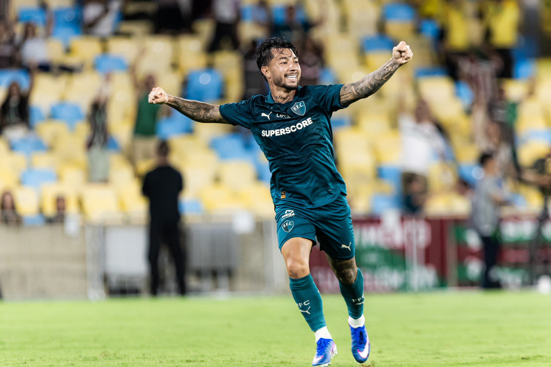 Lucho Acosta comemora gol contra o Coritiba - Marcelo Gon&ccedil;alves / Fluminense