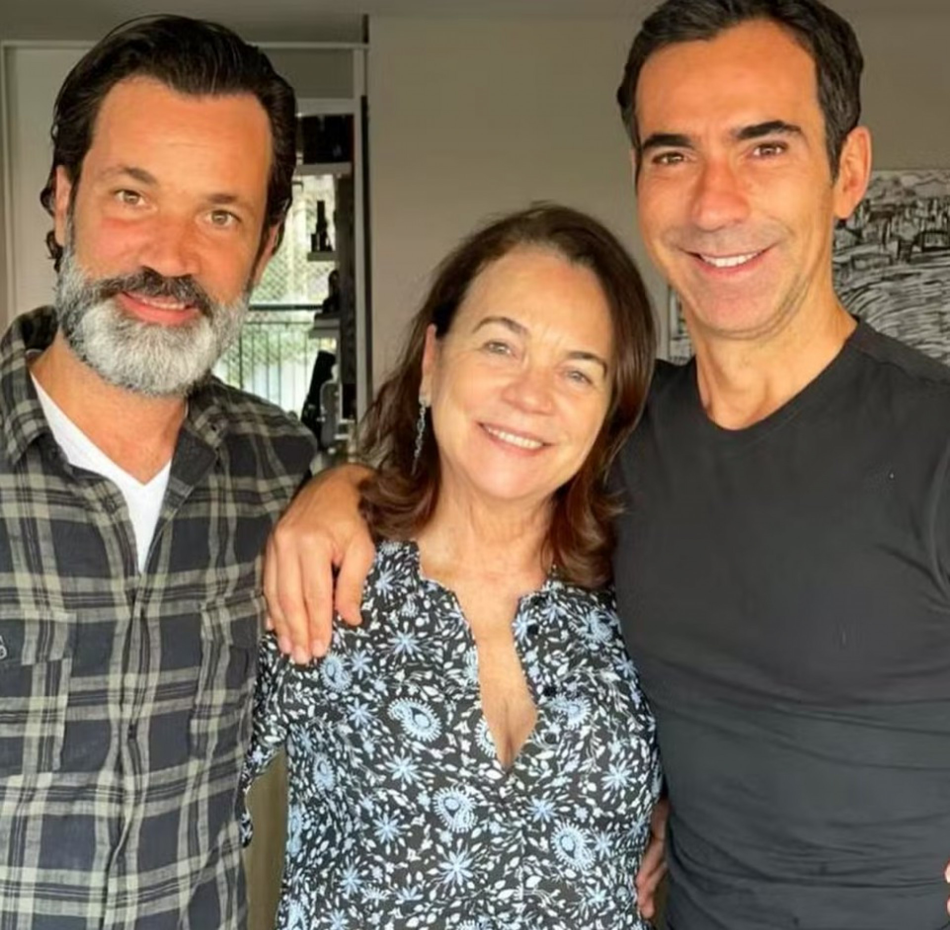 Cesar Tralli com o irmão, Frederico, e a mãe, Edna  - Reprodução/Instagram