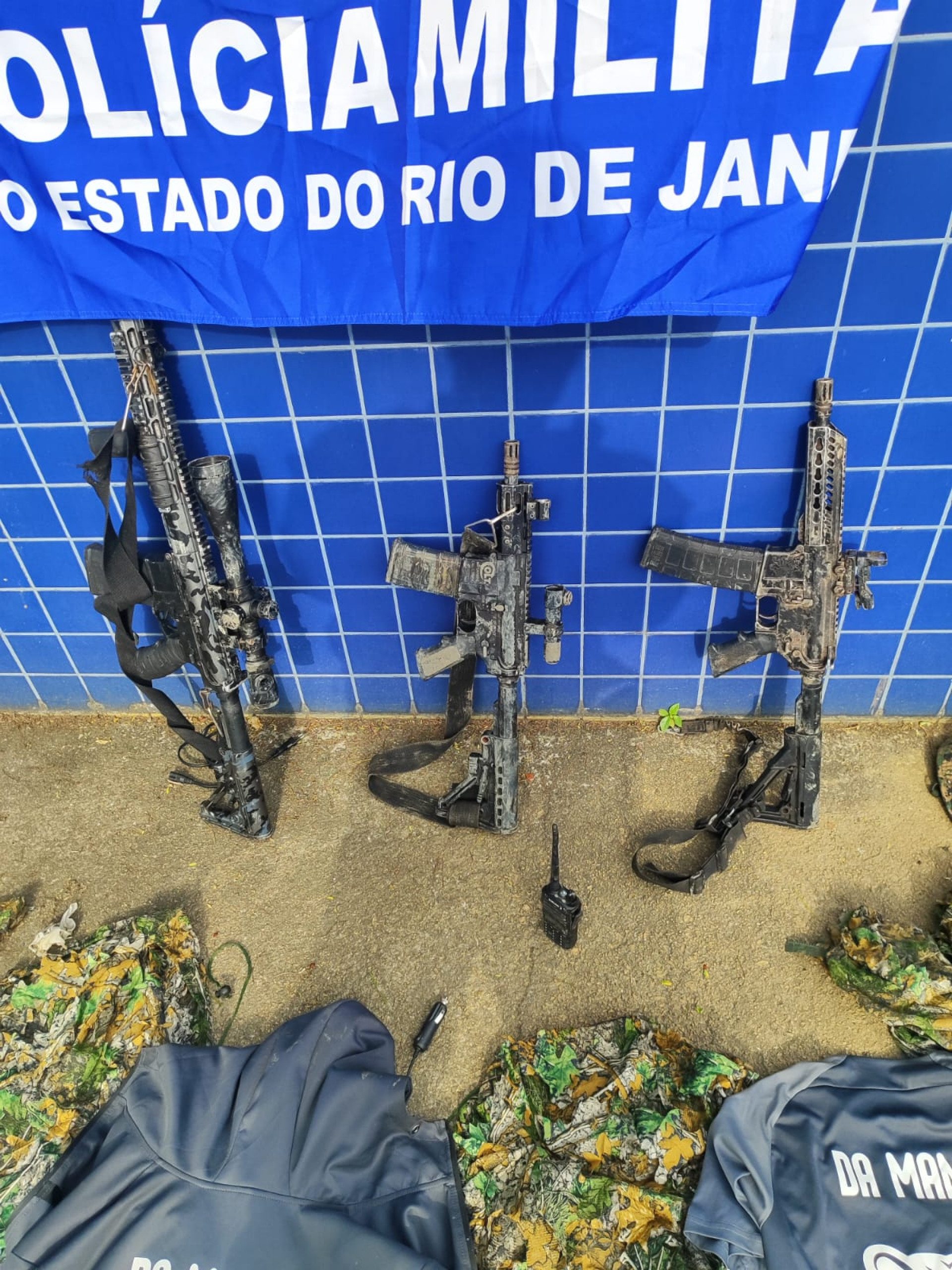 Fuzis e roupas camufladas foram apreendidas na ação - Divulgação / Polícia Militar