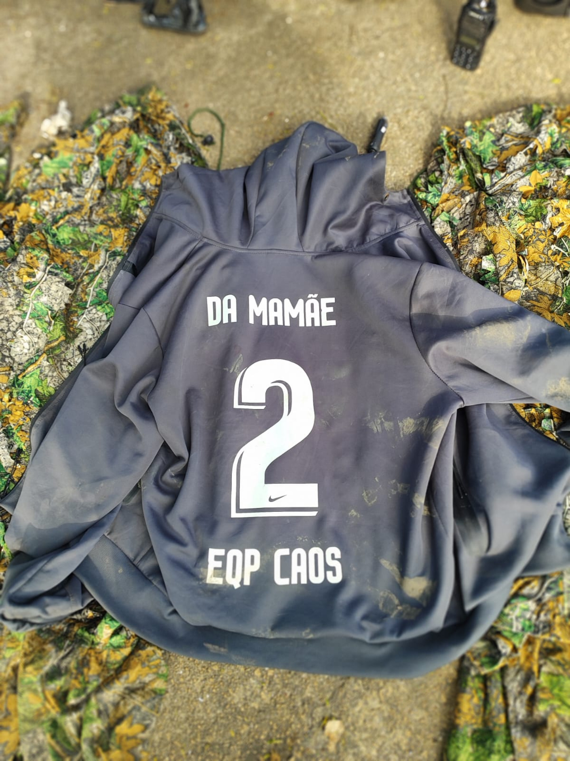 Fuzis e roupas camufladas foram apreendidas na ação - Divulgação / Polícia Militar