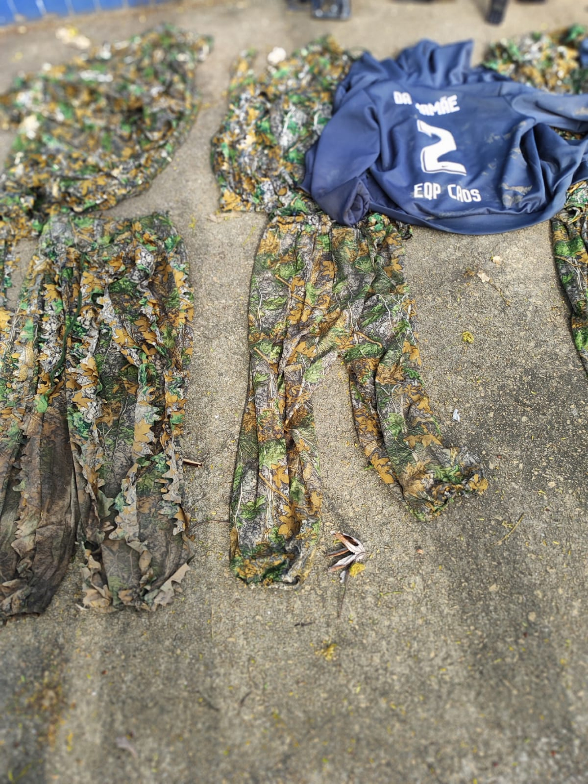 Fuzis e roupas camufladas foram apreendidas na ação - Divulgação / Polícia Militar