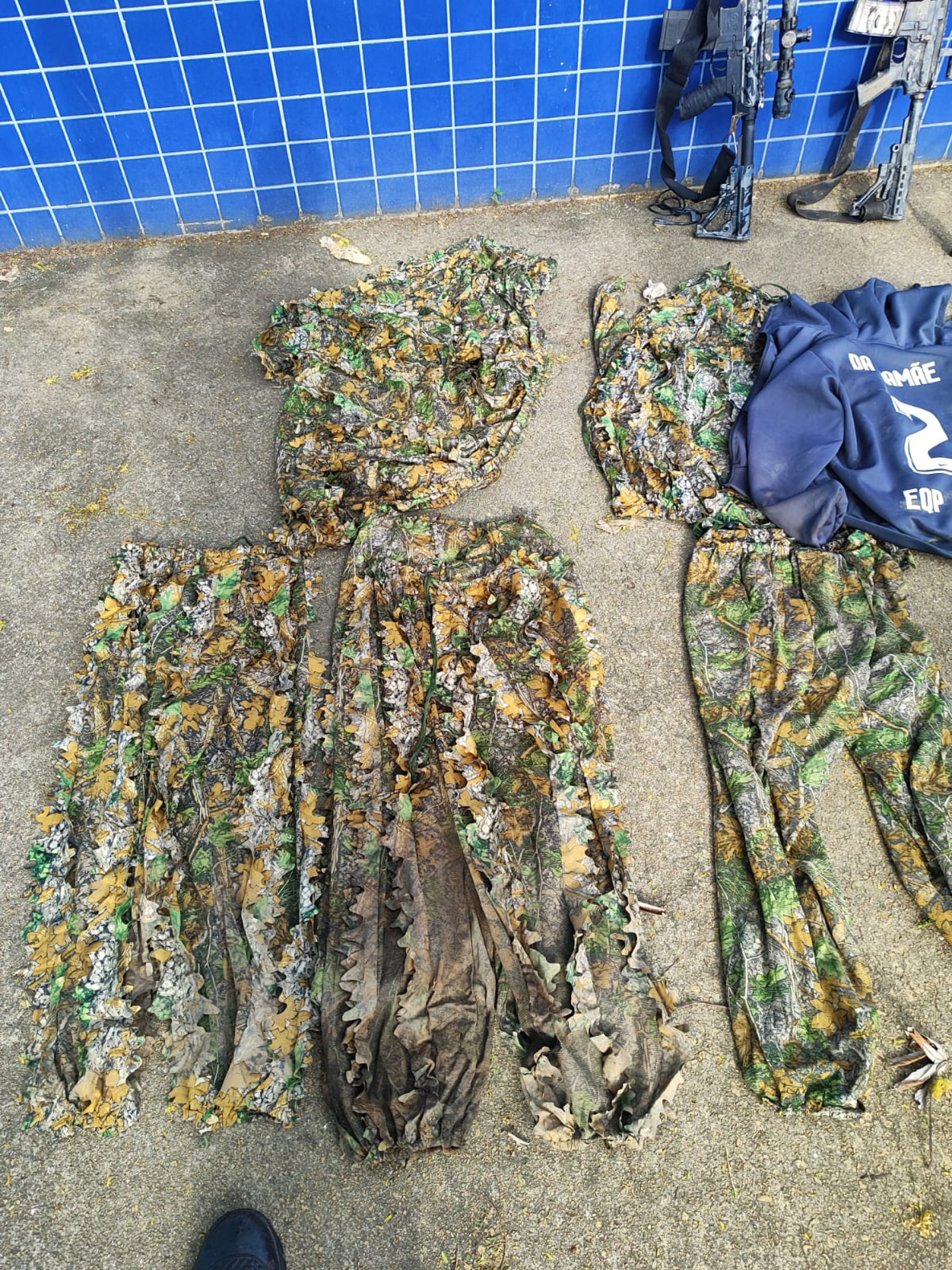 Fuzis e roupas camufladas foram apreendidas na ação - Divulgação / Polícia Militar