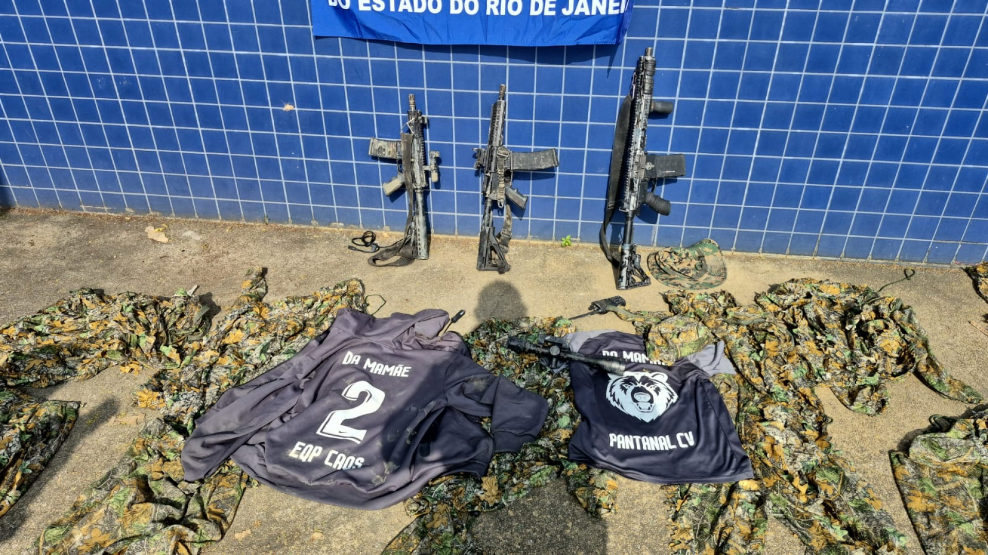 Fuzis e roupas camufladas foram apreendidas na a&ccedil;&atilde;o