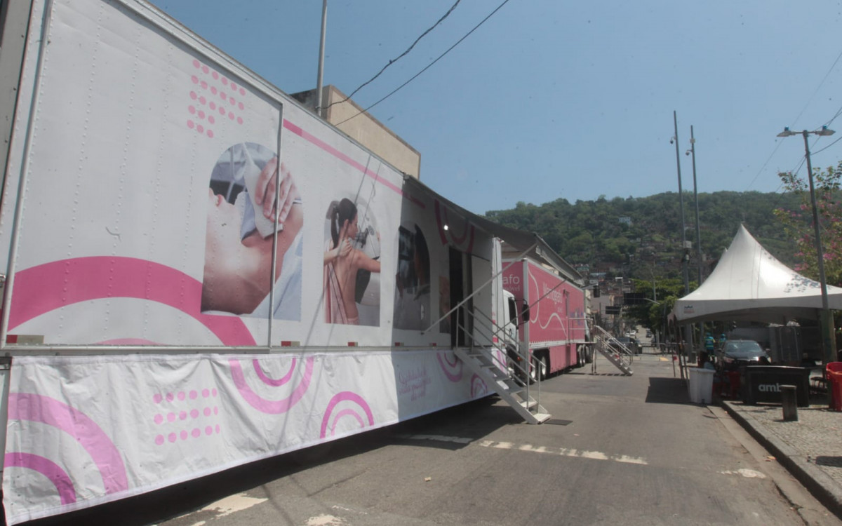 Mam&oacute;grafo m&oacute;vel ficou parado na Pra&ccedil;a Bar&atilde;o de Drumond, em Vila Isabel