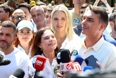 Flávio Bolsonaro diz que enfrenta 'inimigos mentirosos' 