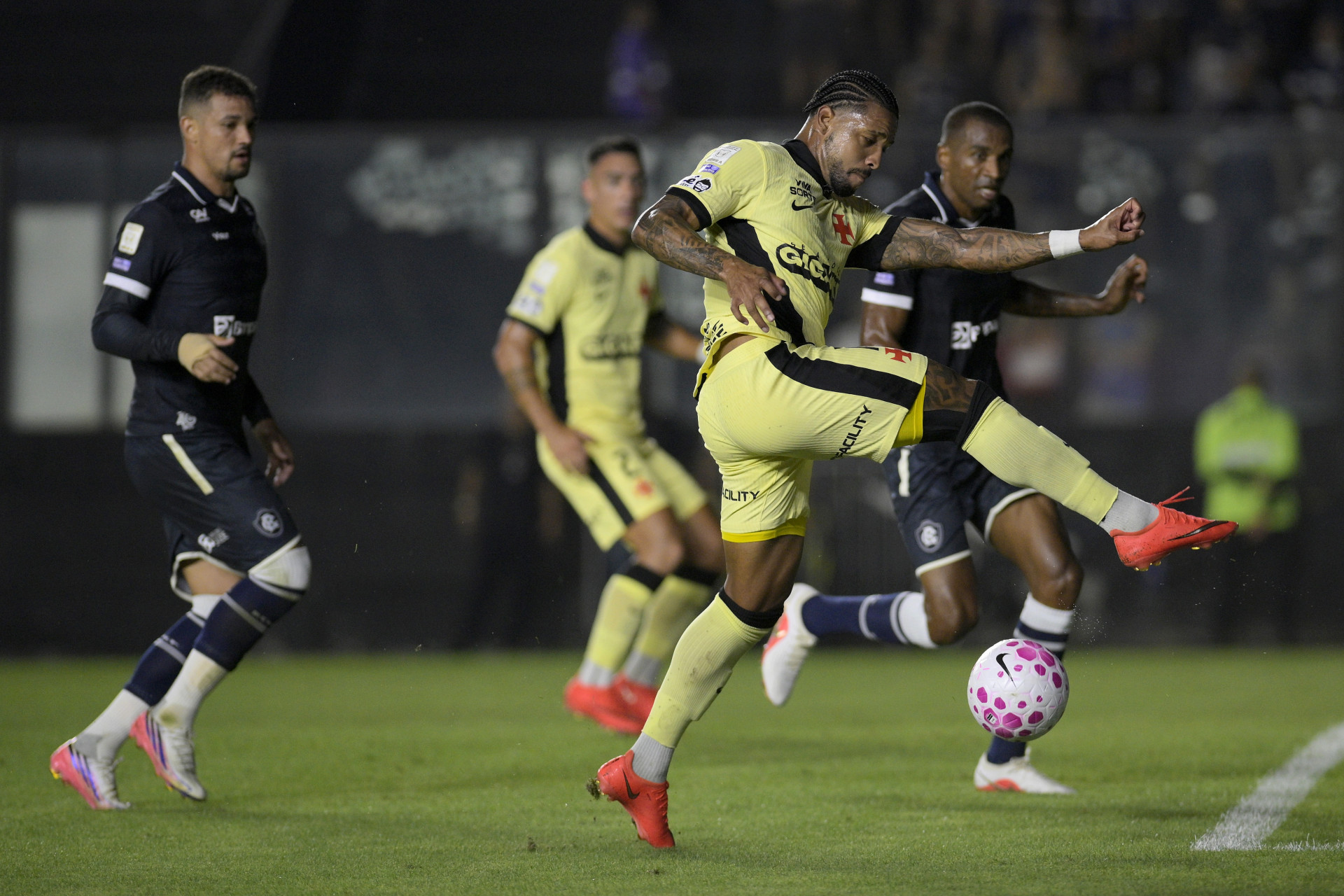 Escalado como titular na Colina, David teve boa chance nos primeiros minutos, mas desperdiçou - DHAVID NORMANDO/ESTADÃO CONTEÚDO