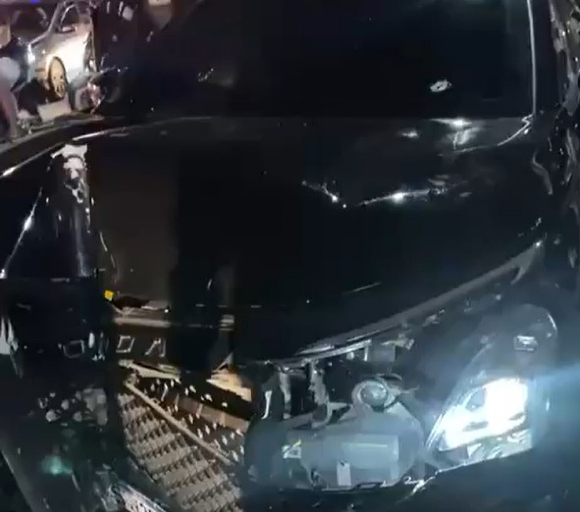 Carro ficou totalmente destruído após confronto em Madureira - Reprodução / Redes Sociais