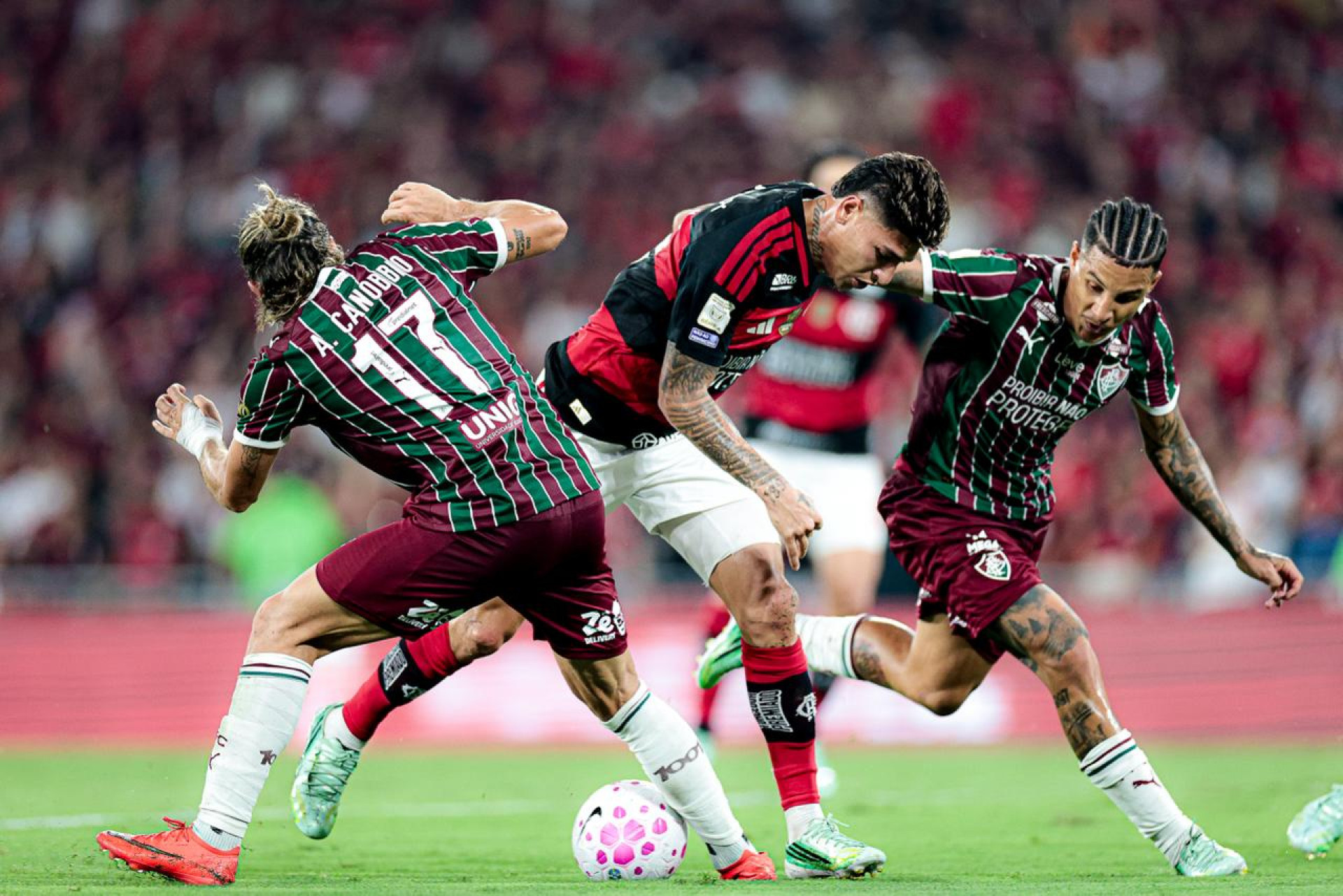 Carrascal é marcado por jogadores do Fluminense - Gilvan de Souza / Flamengo