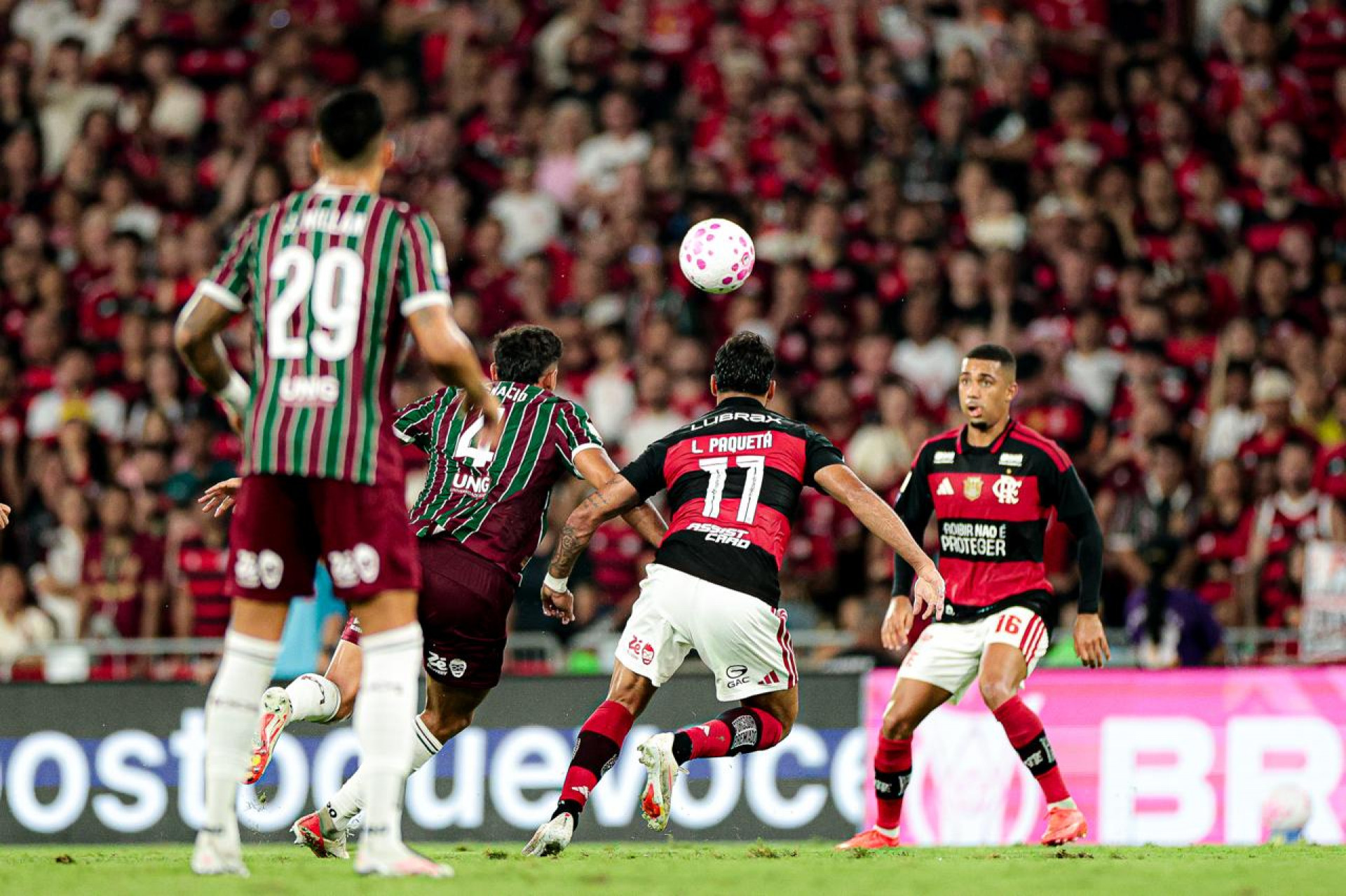 Paquetá e Ignácio disputam bola - Gilvan de Souza / Flamengo