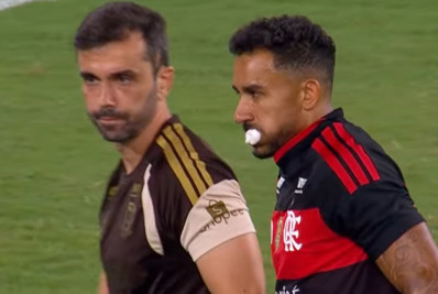 Danilo é levado ao hospital após sofrer impacto no rosto no Fla-Flu