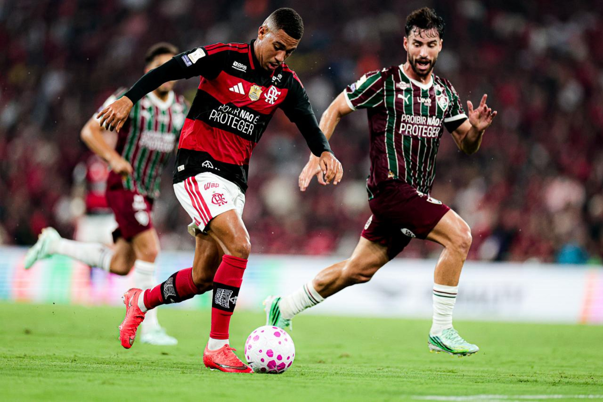 Samuel Lino é acompanhado de perto por Martinelli - Gilvan de Souza / Flamengo