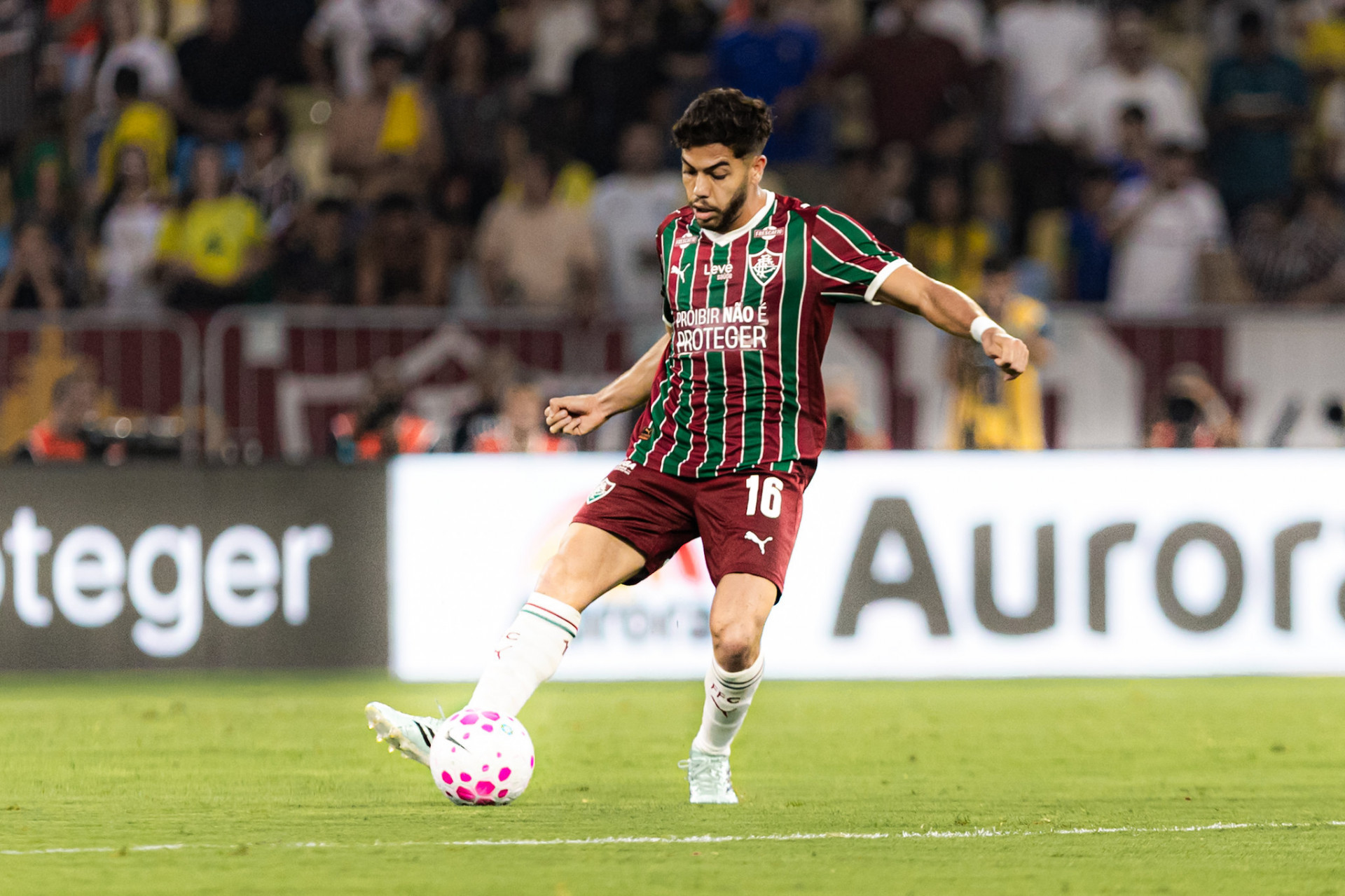 Nonato, do Fluminense, em ação contra o Flamengo - Marina Garcia / Fluminense
