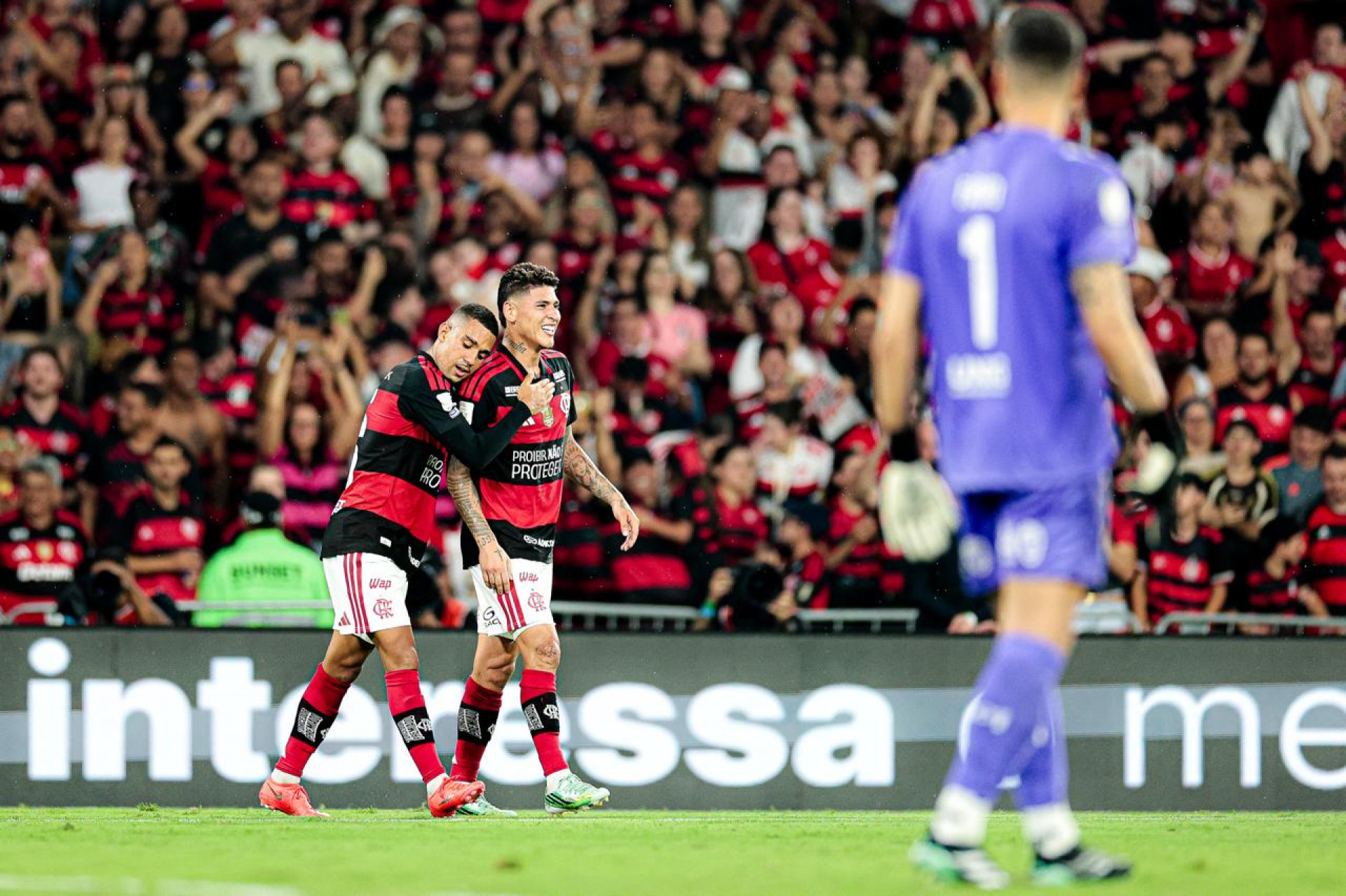 Carrascal comemora gol pelo Flamengo contra o Fluminense