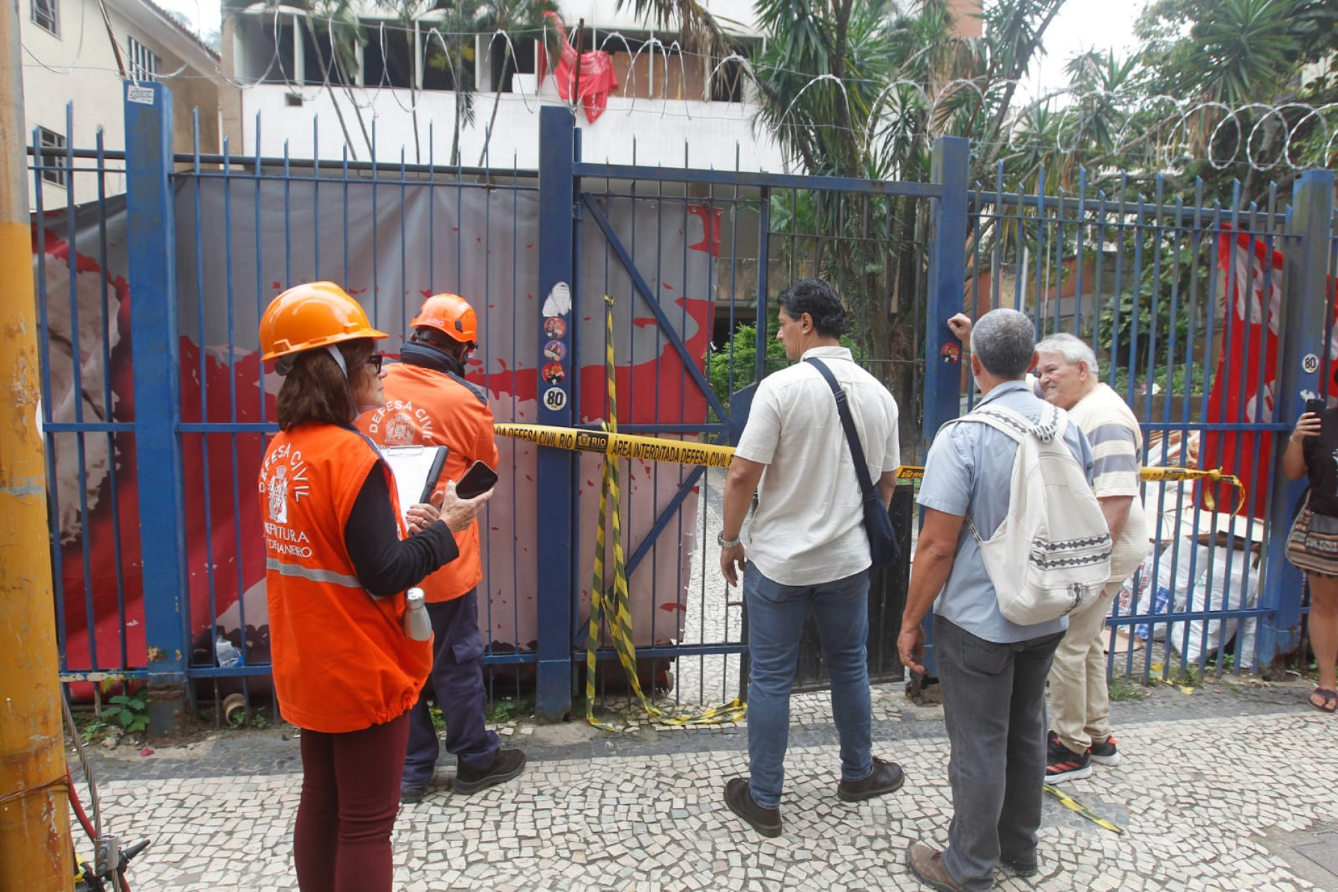 Defesa Civil e Corpo de Bombeiros estiveram no prédio na manhã deste domingo (11) - Reginaldo Pimenta / Agência O Dia