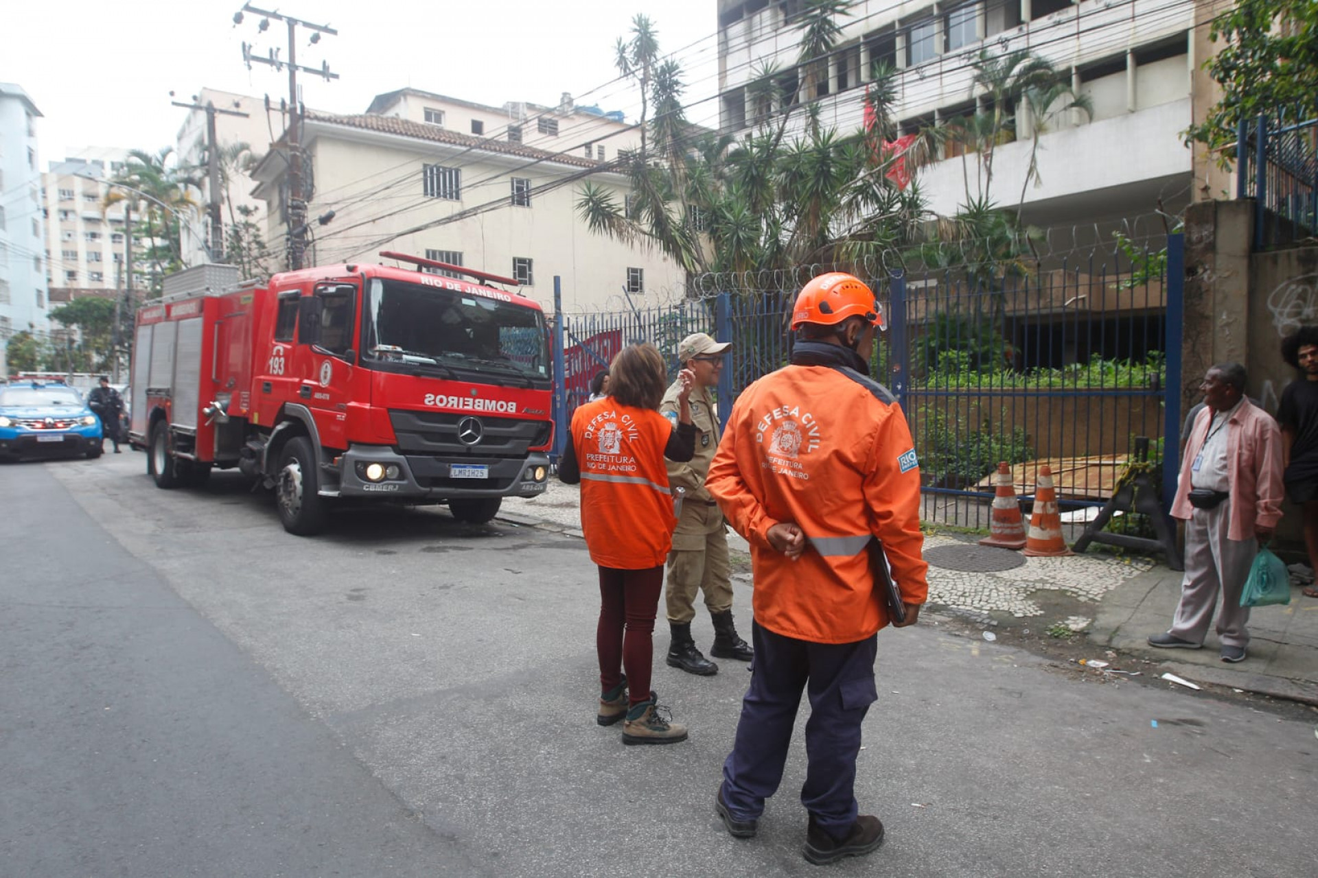 Defesa Civil e Corpo de Bombeiros estiveram no prédio na manhã deste domingo (11) - Reginaldo Pimenta / Agência O Dia