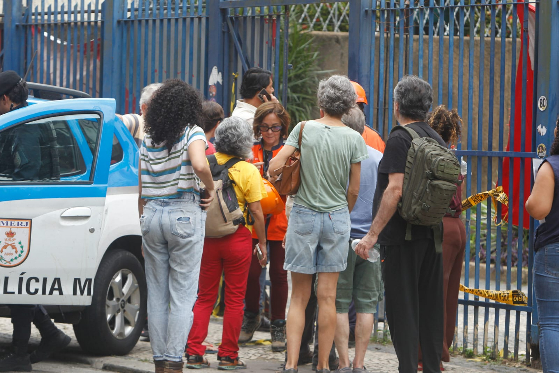 Defesa Civil e Corpo de Bombeiros estiveram no prédio na manhã deste domingo (11) - Reginaldo Pimenta / Agência O Dia