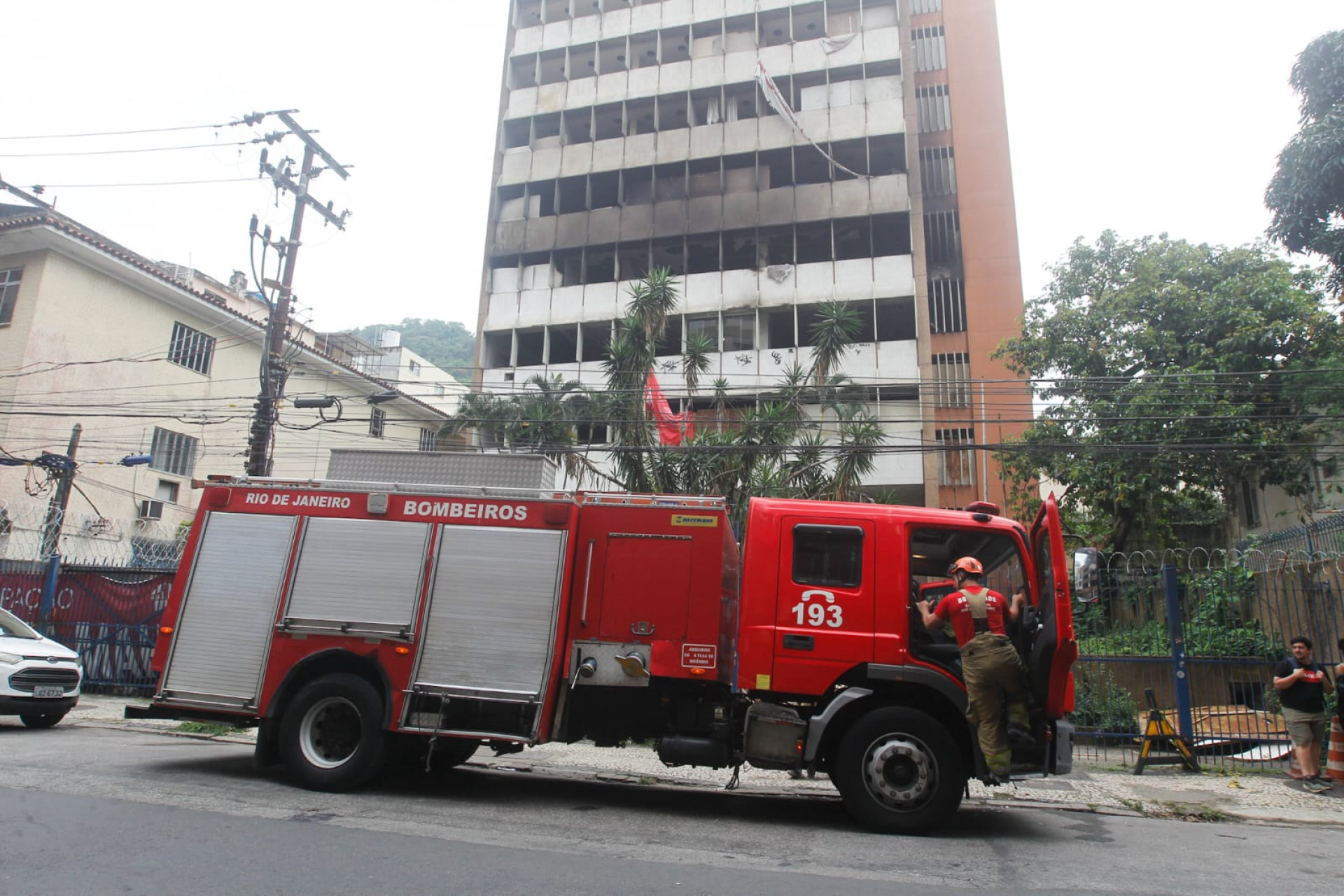 Defesa Civil e Corpo de Bombeiros estiveram no prédio na manhã deste domingo (11) - Reginaldo Pimenta / Agência O Dia
