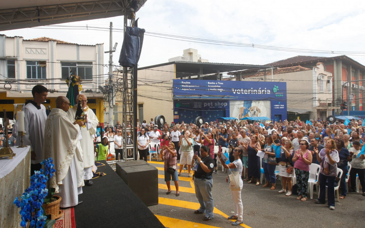 Milhares de fi&eacute;is se reuniram na Igreja Matriz de Nossa Senhora da Concei&ccedil;&atilde;o Aparecida