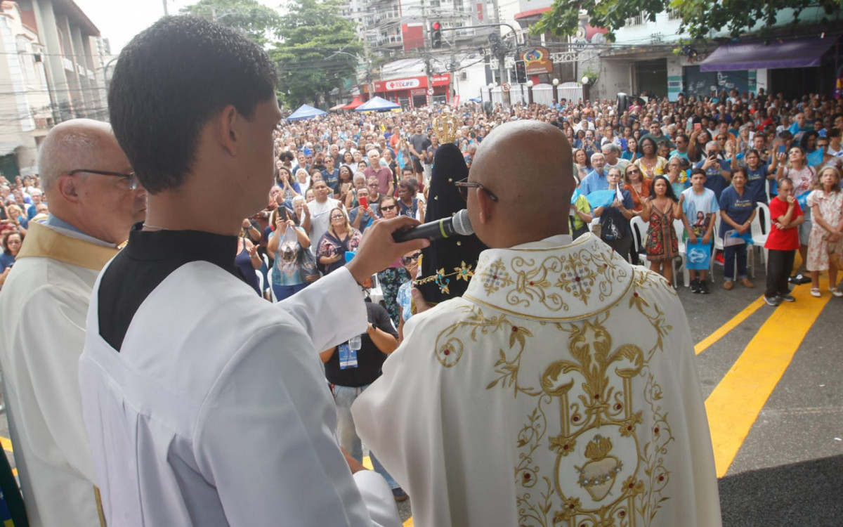 Milhares de fi&eacute;is se reuniram na Igreja Matriz de Nossa Senhora da Concei&ccedil;&atilde;o Aparecida